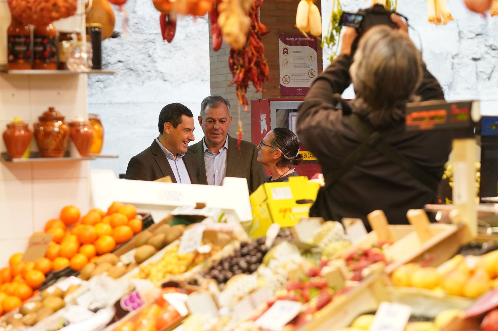 Moreno y Sanz, este pasado miércoles, de precampaña de municipales, en el mercado de Triana, en Sevilla.