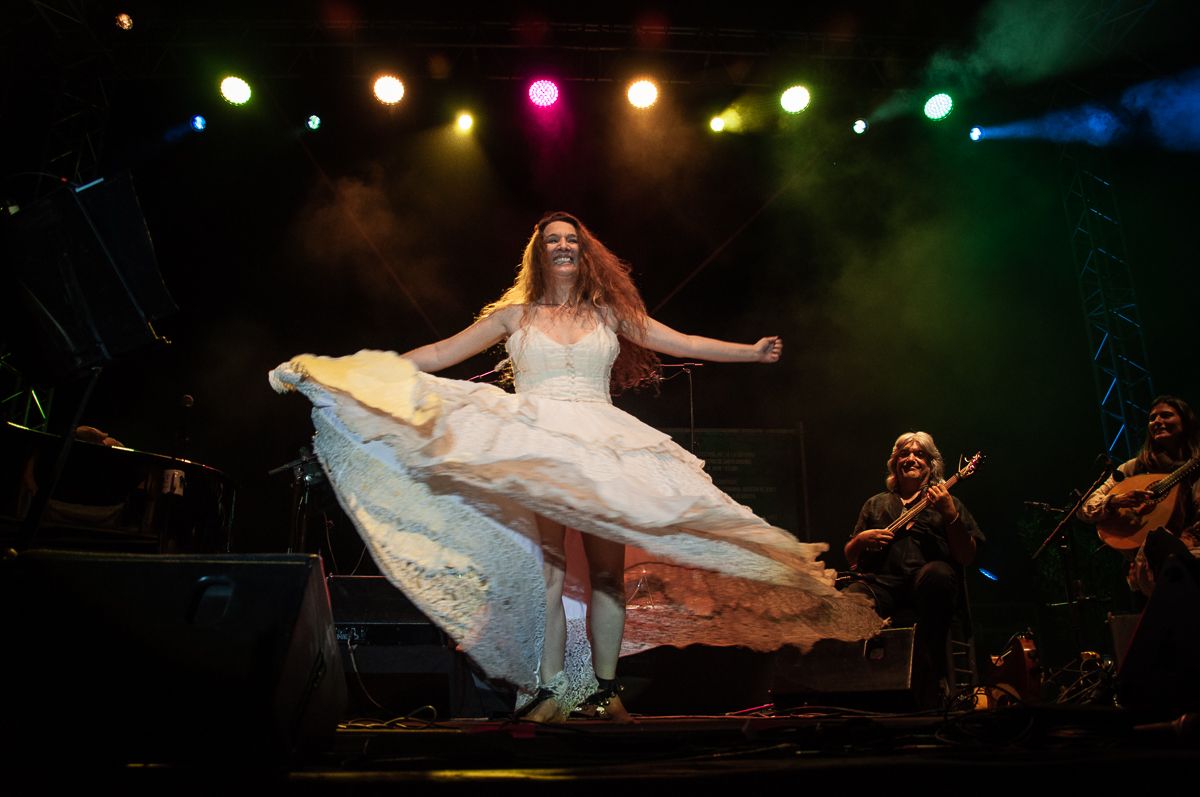 Dulce Pontes, en un momento de su actuación en Jerez. FOTOS: MANU GARCÍA