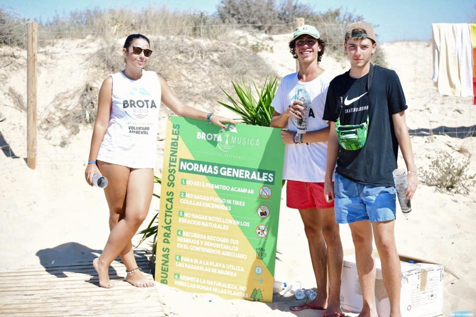 Voluntarios ambientales en el Brota Música.