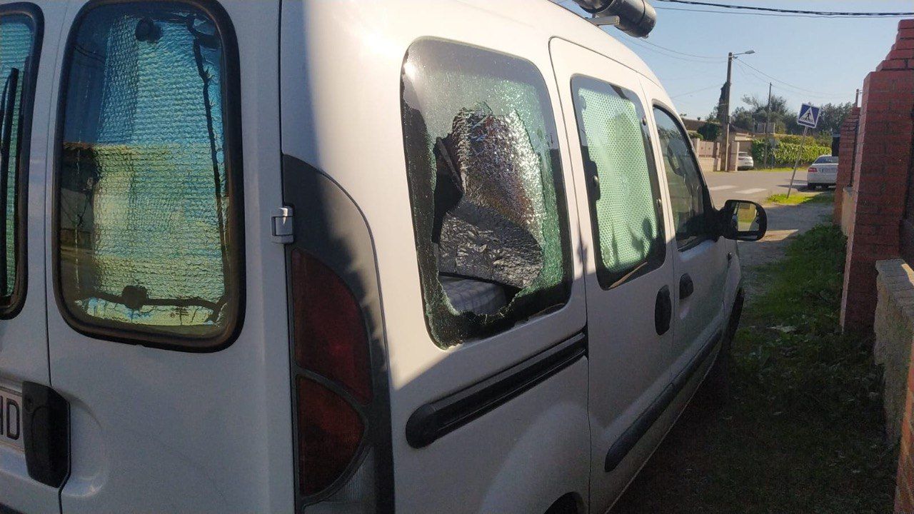 Uno de los vehículos violentados en Cuartillos. 