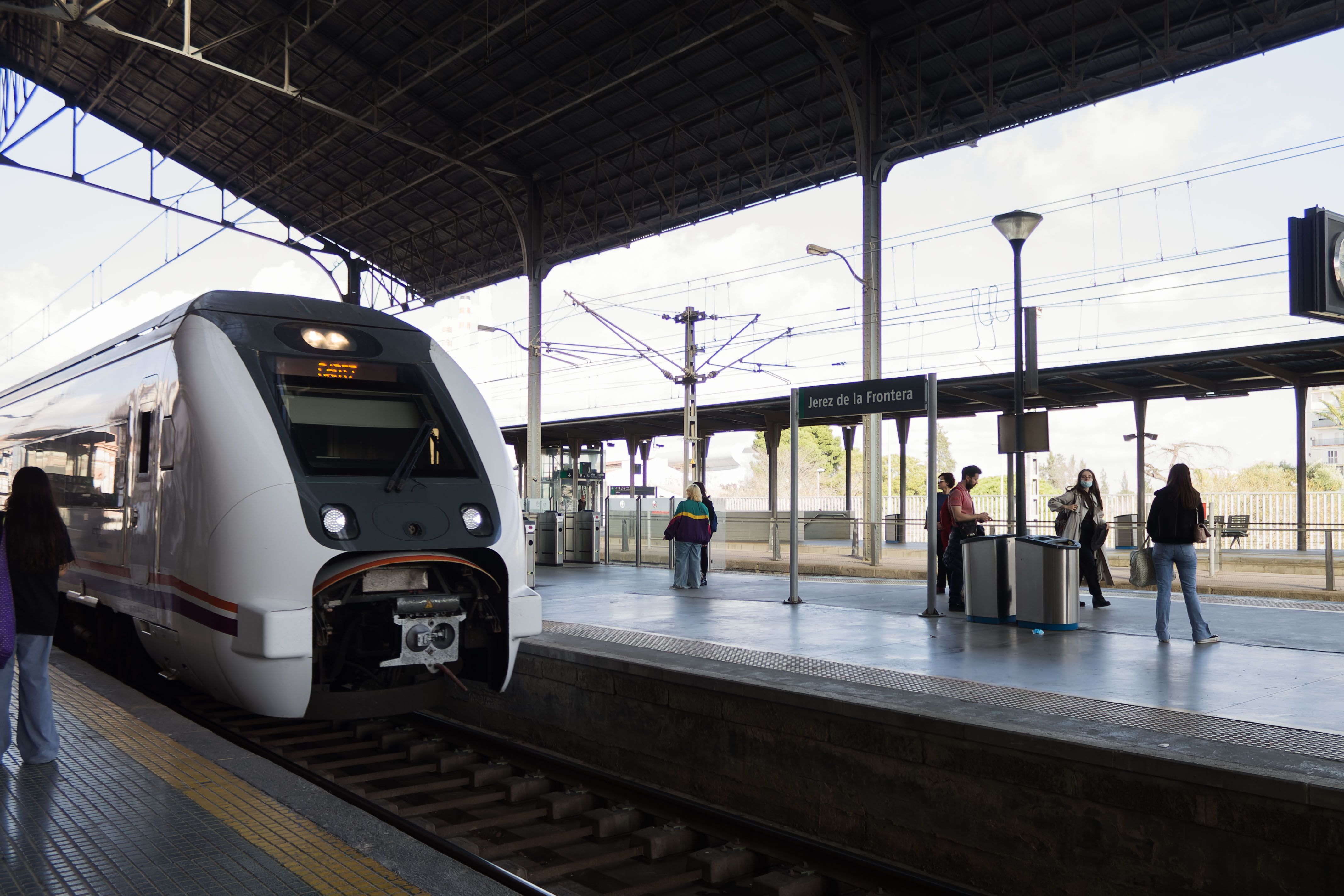 Imagen de un tren de Media Distancia en la estación de Jerez.