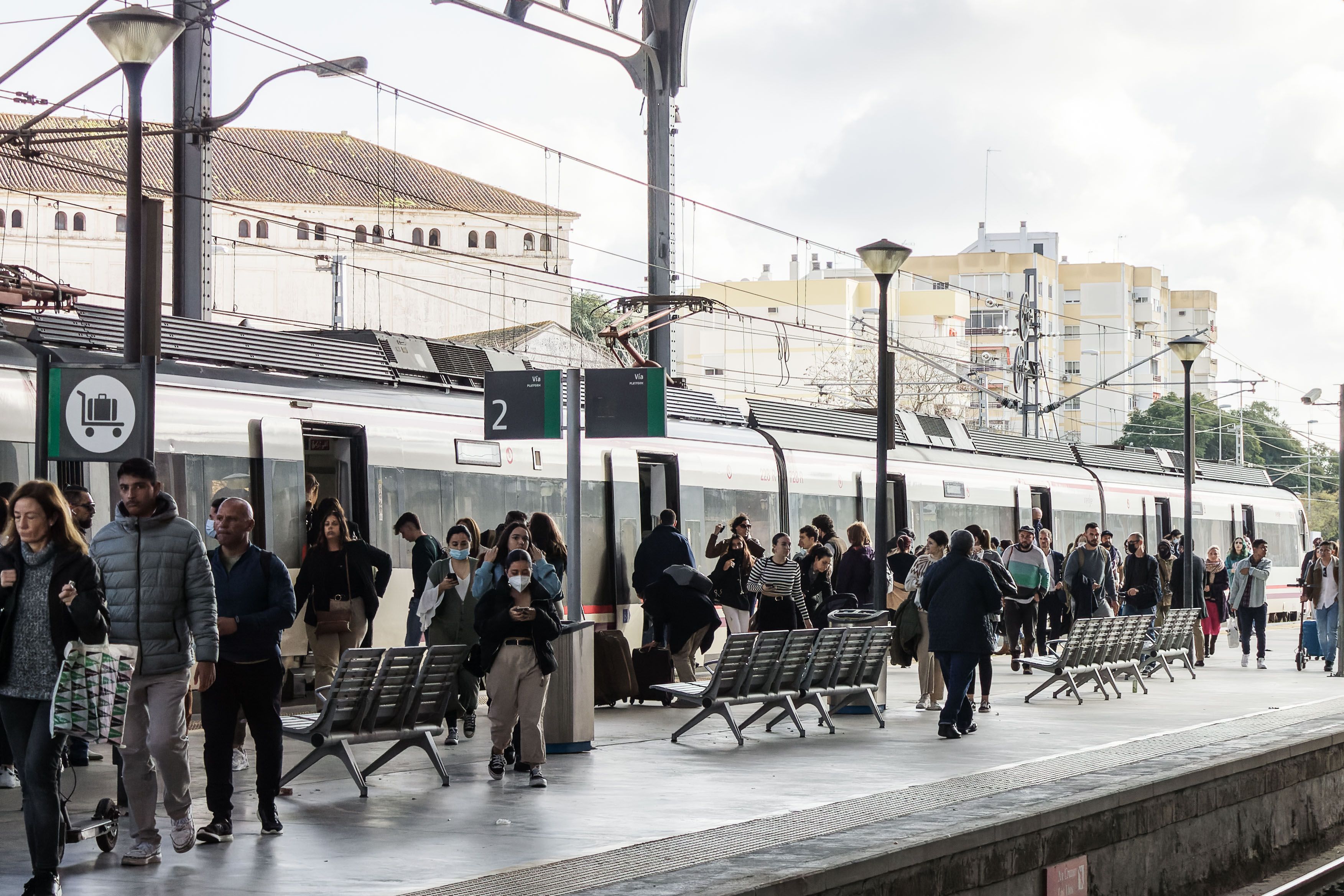 Oferta de empleos en Renfe: contratos indefinidos sin tener que opositar. Imagen de un tren en la estación de Jerez.