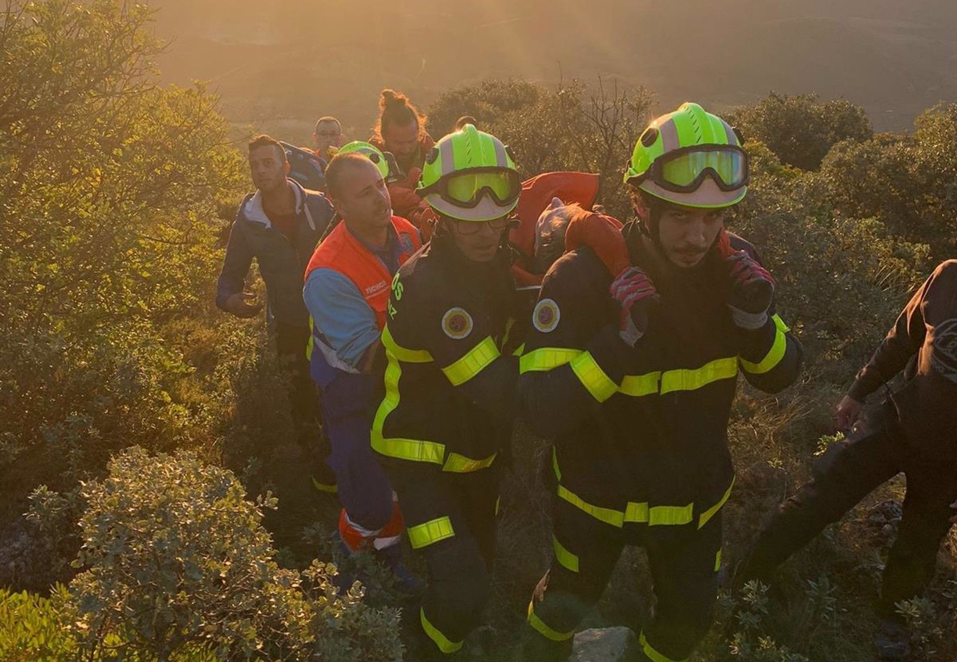 Bomberos rescatan a un parapentista en Algodonales.