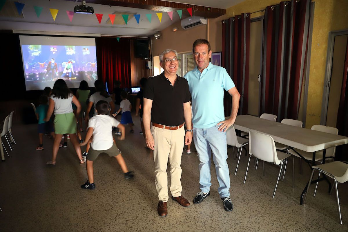 El delegado de Educación, Juan Antonio Cabello, acompañado del director del CEIP Alfonso X El Sabio, Miguel Ángel Alcedo.