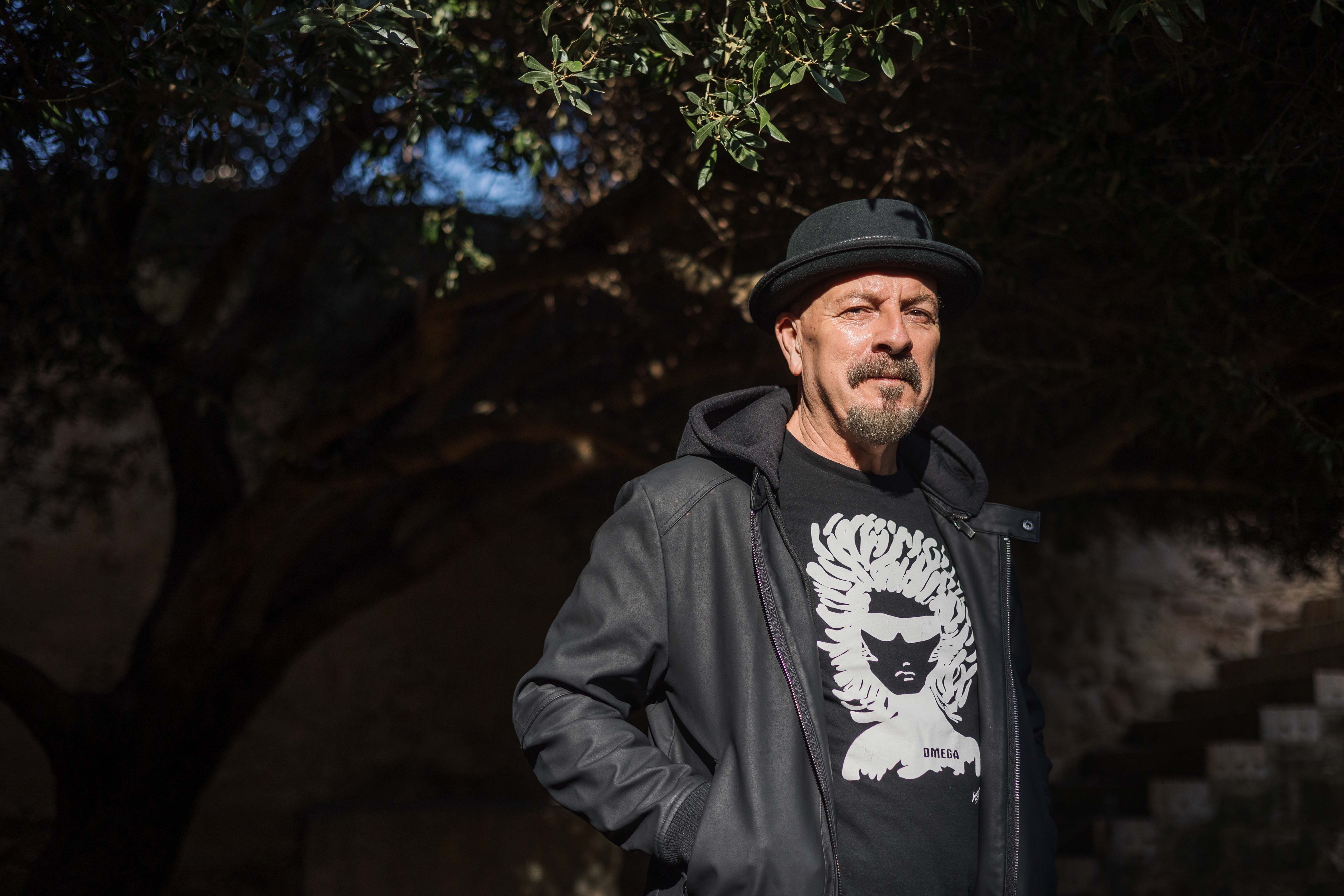 Javier Ruibal posa en su ciudad natal, El Puerto de Santa María, antes de la entrevista.