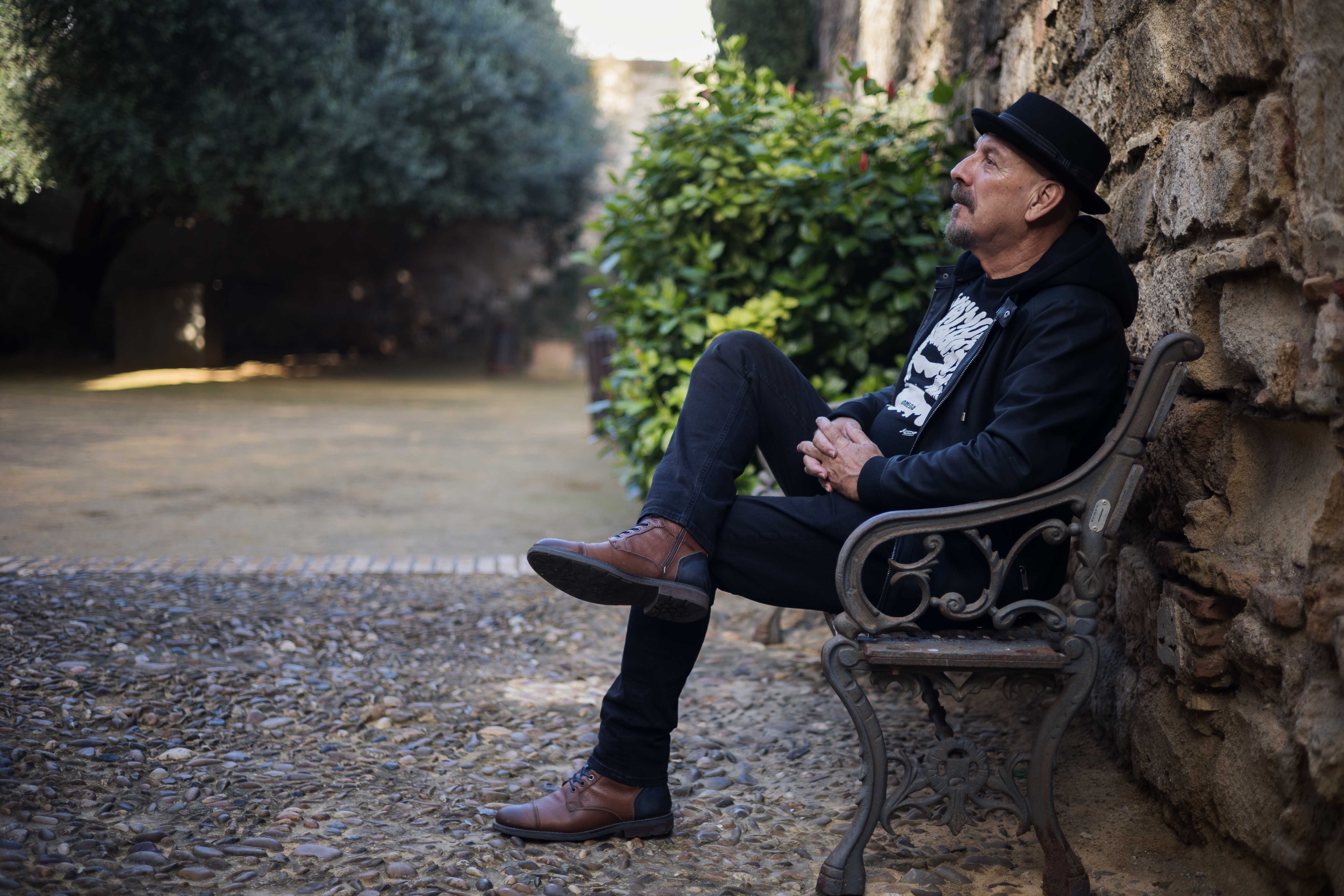 Javier Ruibal presentará el 15 de marzo con su nuevo disco 'Saturno Cabaret'.