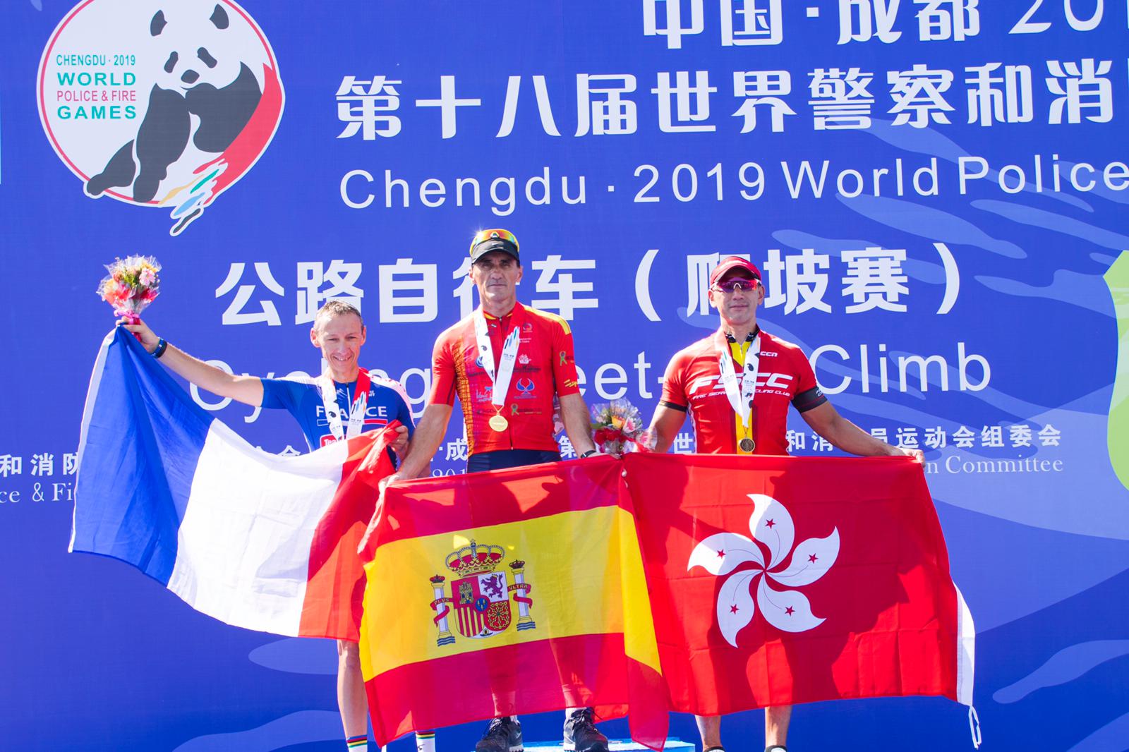 Francisco José Medina, en el podio tras ganar su segunda medalla de oro.