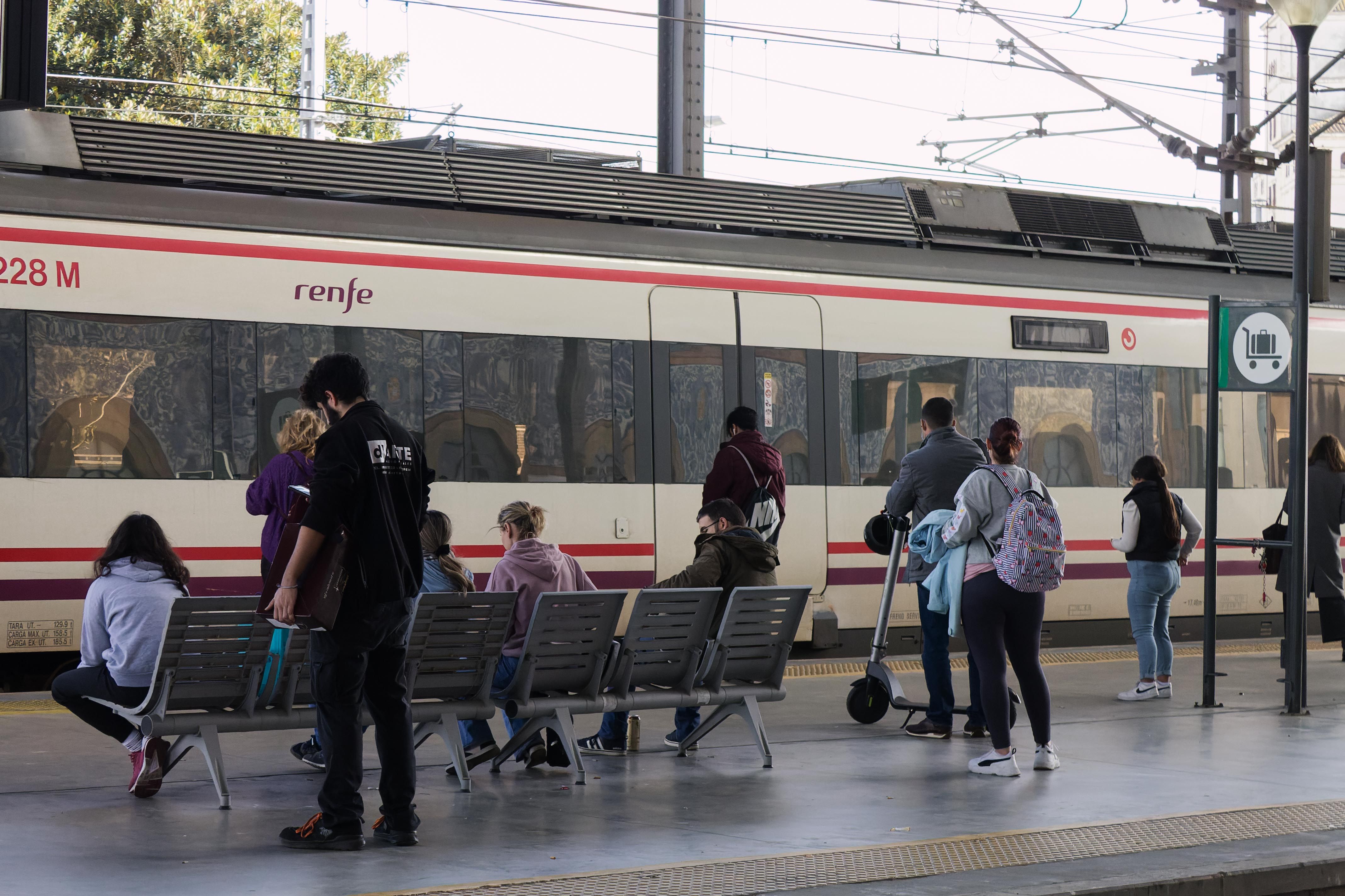 Renfe ha remplazado un Media Distancia por dos Cercanías.