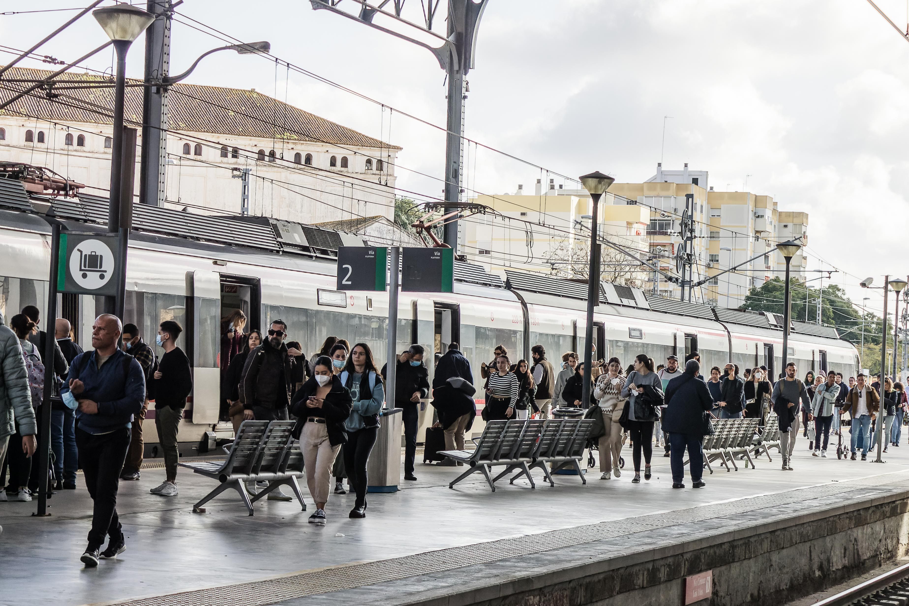 Pasajeros esperando trenes de Renfe en la estación de Jerez.