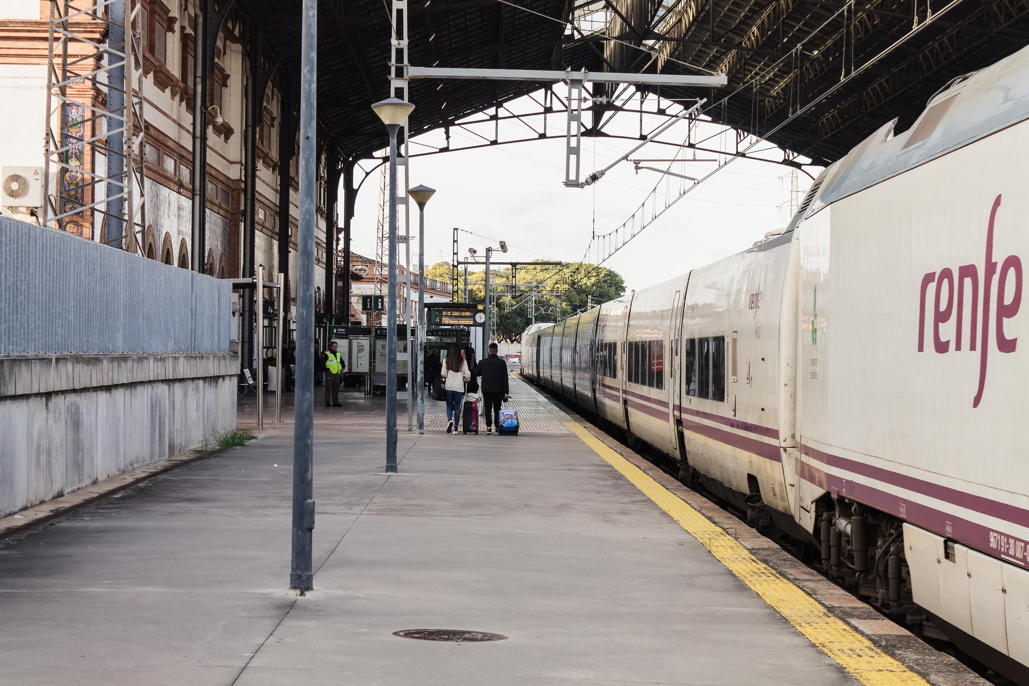 IU pregunta en el Congreso si el Gobierno, “mejorará la línea de larga distancia Cádiz-Madrid” y si renovará la flota. En la imagen, un tren Alvia en la estación de Jerez.
