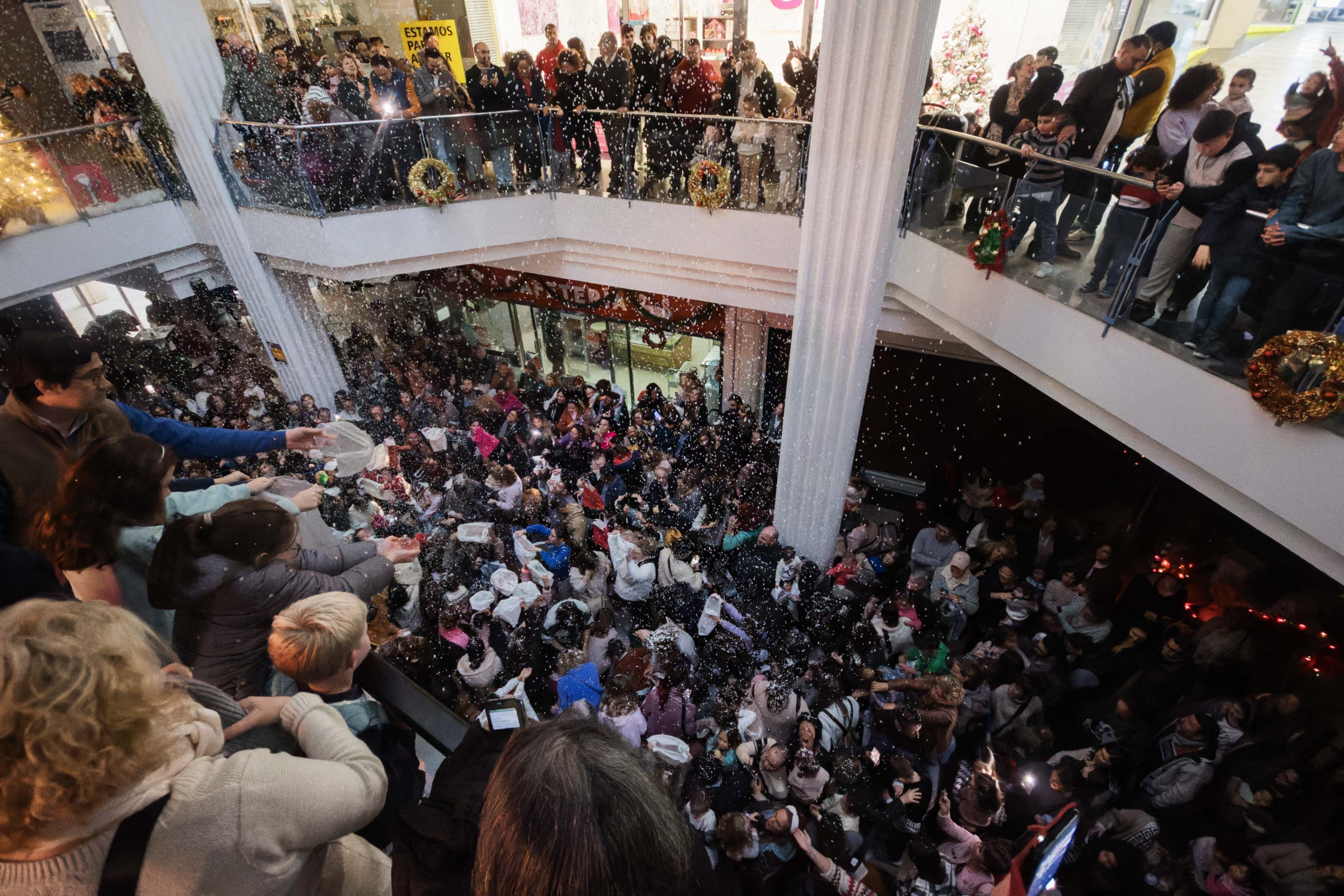 Inusitada respuesta al regreso de la nieve a Los Cines en una imagen este jueves.