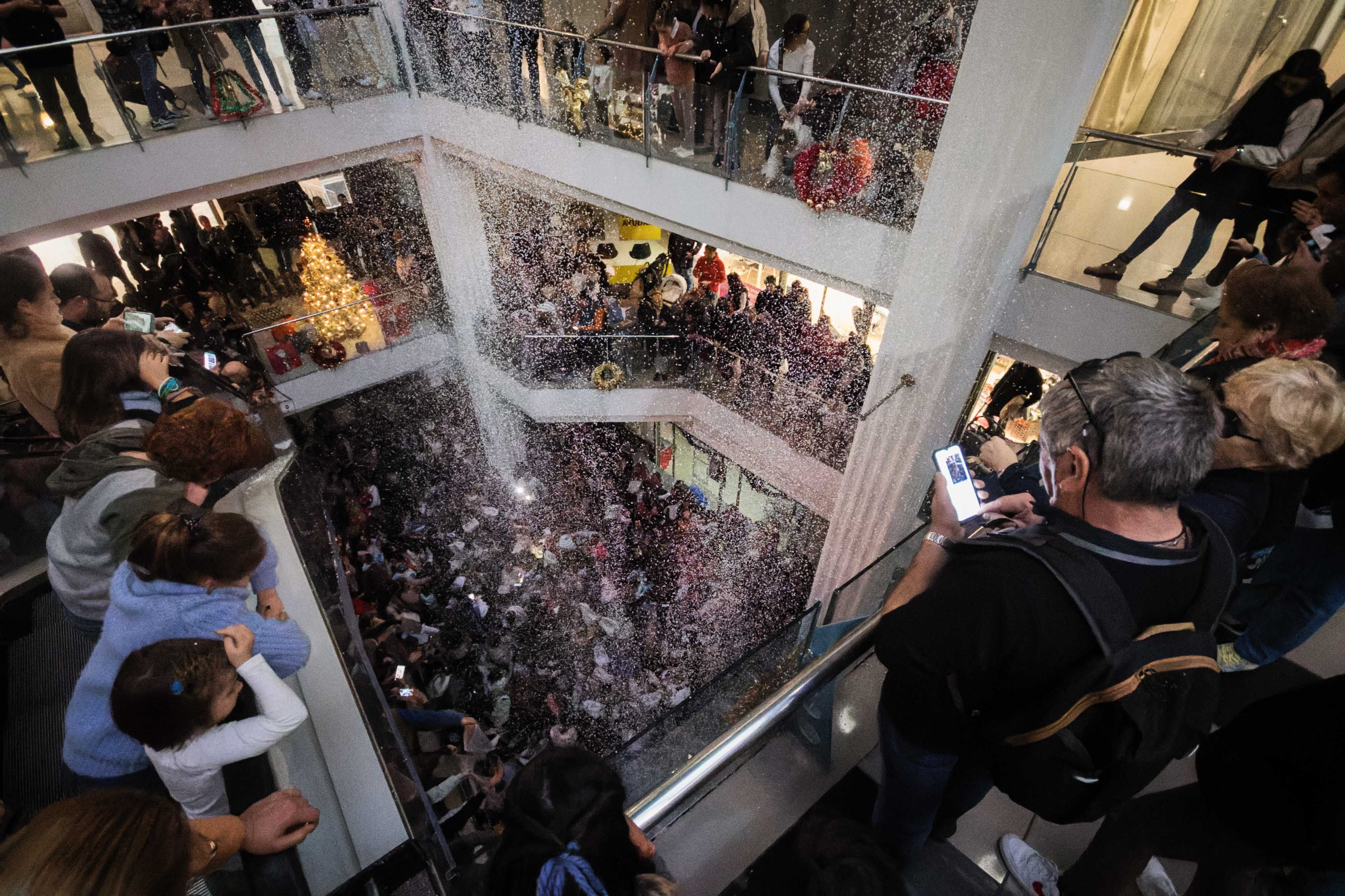 Vista de la animación vivida en el centro comercial; imagen tomada desde su planta más alta.     MANU GARCÍA