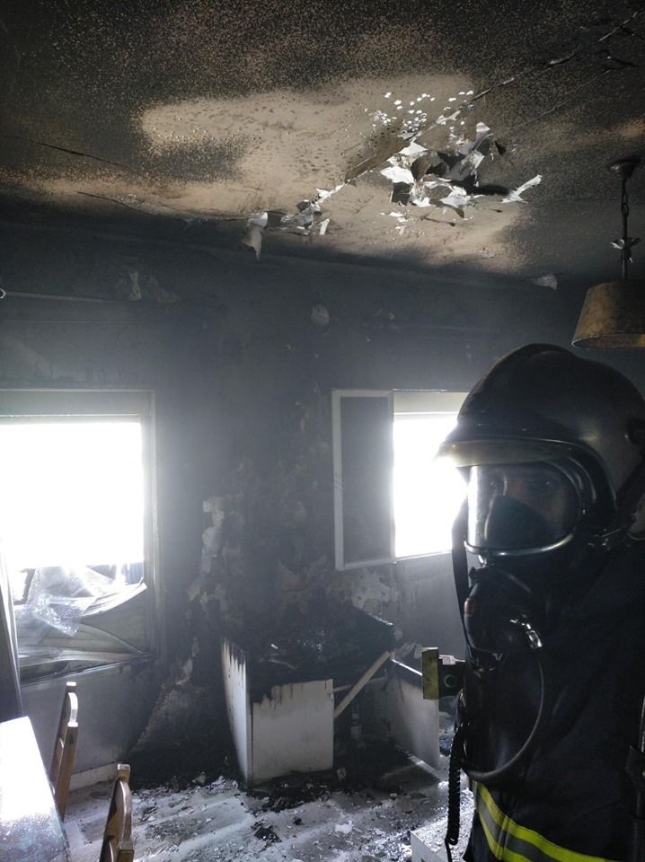 Bomberos intervienen en el incendio declarado en un piso de La Vid.