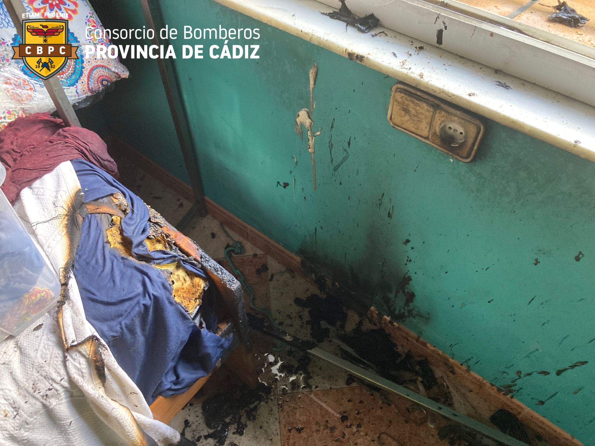 Arde una vivienda en la calle Traviesa de Jerez.   Cuerpo de Bomberos