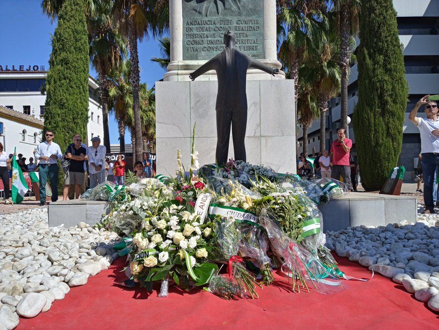 Ofrenda floral junto a la estatua de Blas Infante.