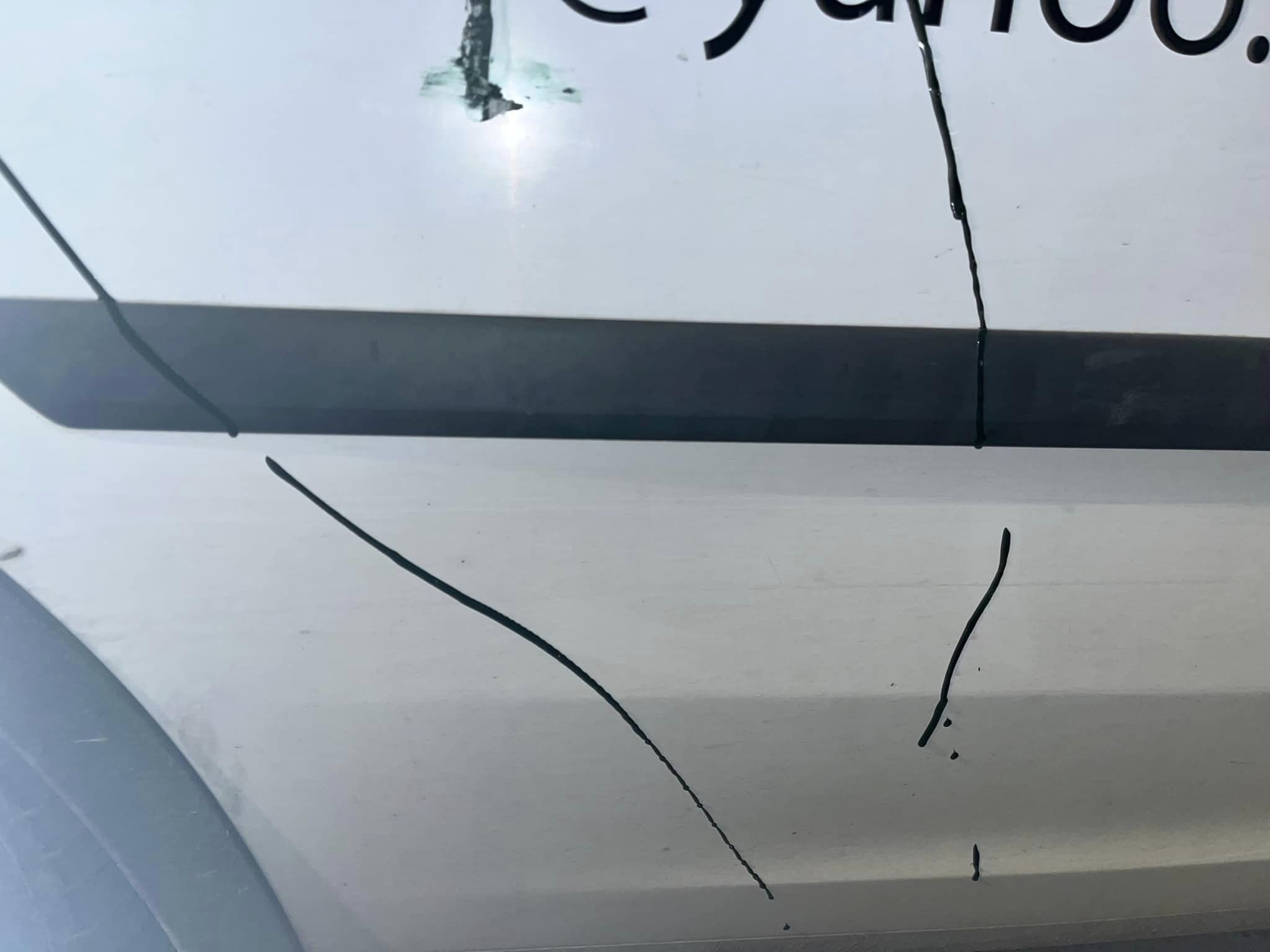 Pintura en el coche de una de las vecinas afectadas por los actos vandálicos en Chiclana.