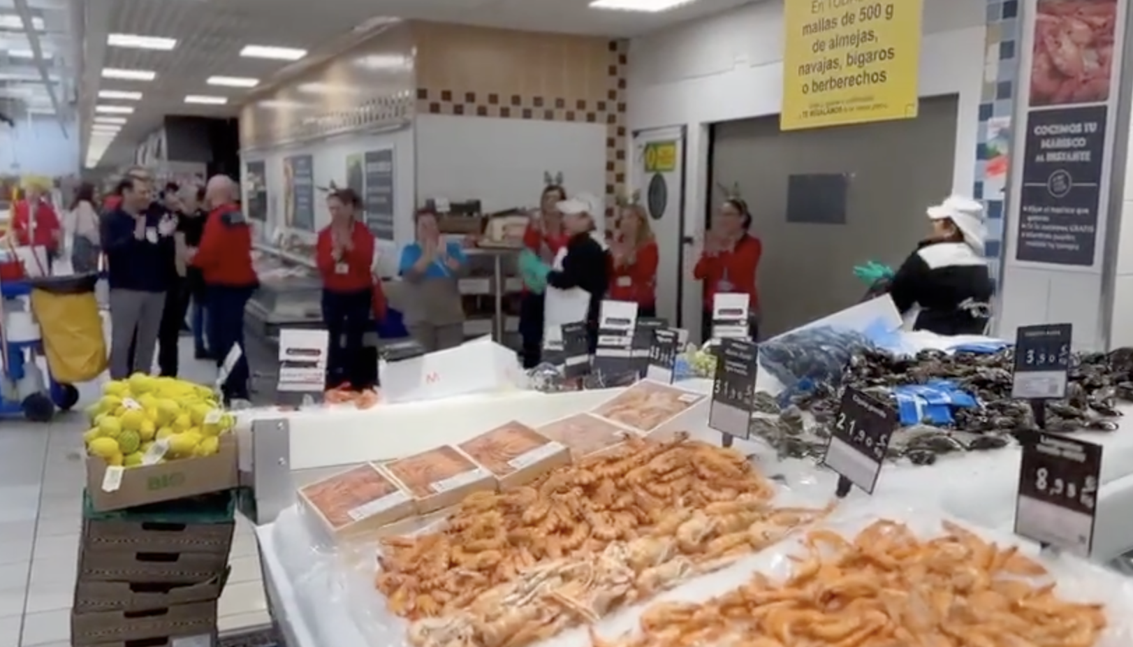 Arte hasta para vender marisco: así cantaban los trabajadores del Carrefour Sur de Jerez.