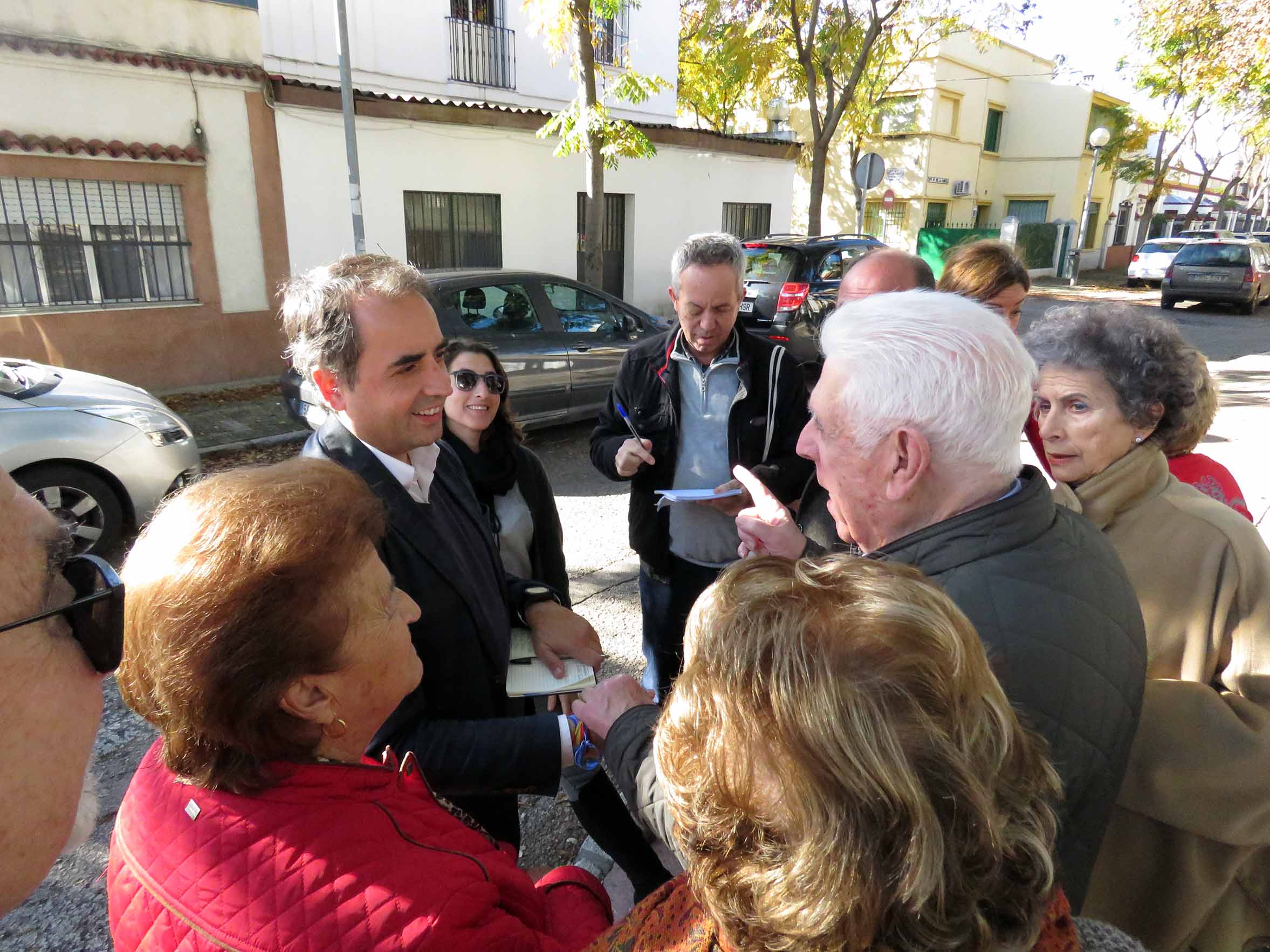 Antonio Saldaña en una visita a la barriada España