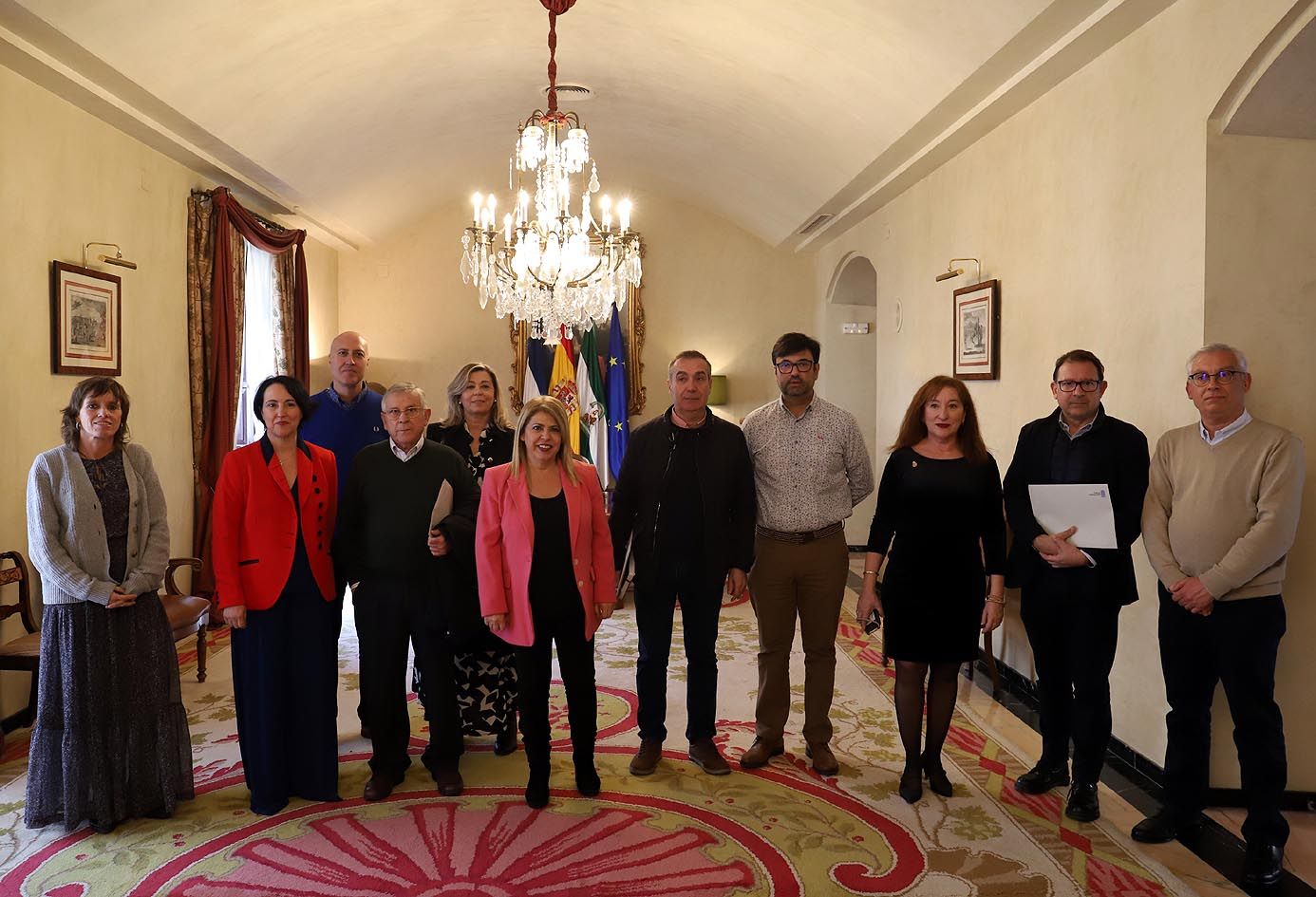 Sánchez junto a algunos de los colectivos beneficiarios de las ayudas, tras la firma de los convenio.