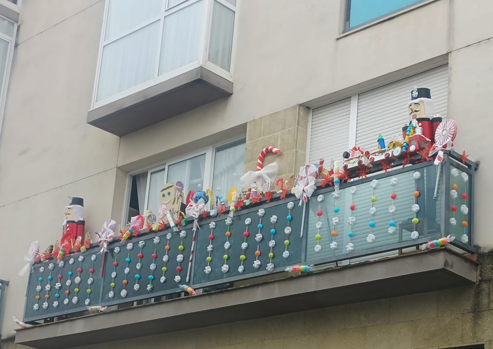 Balcón decorado en un bloque de Puerto Real.  FACEBOOK