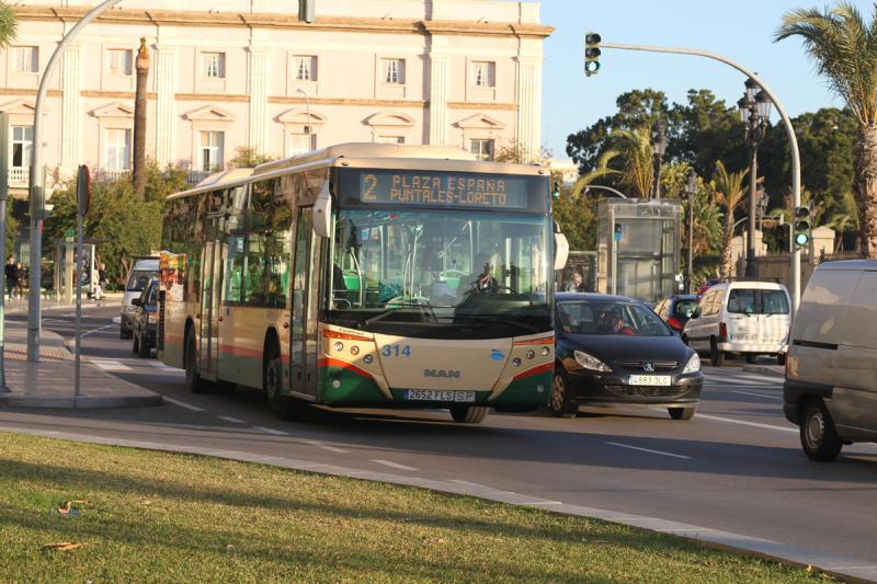 Autobús urbano de Cádiz llegando a una parada.