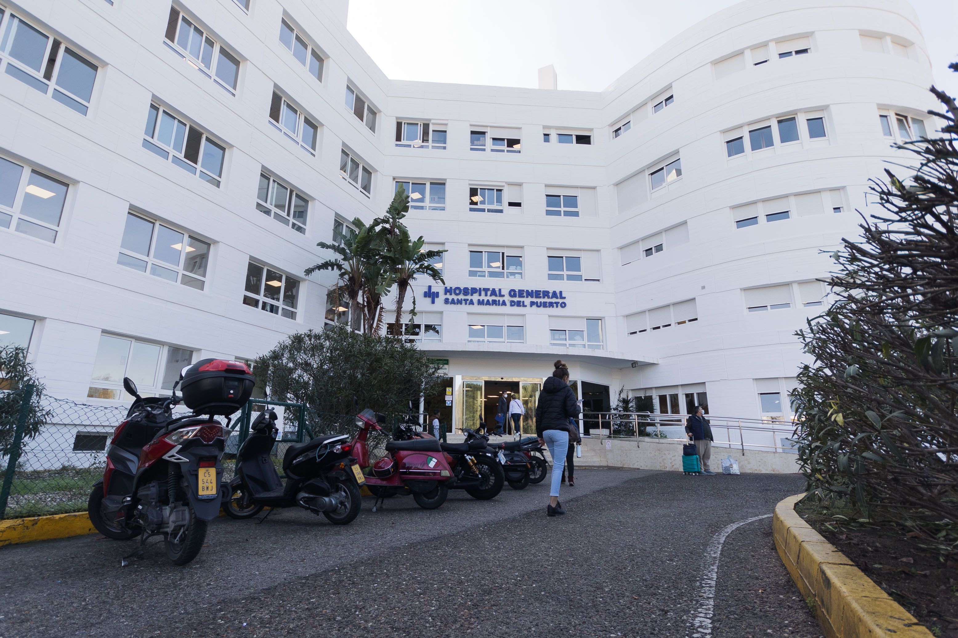 Hospital de El Puerto donde está recuperándose la mujer auxiliada por dos agentes de la Policía Nacional.