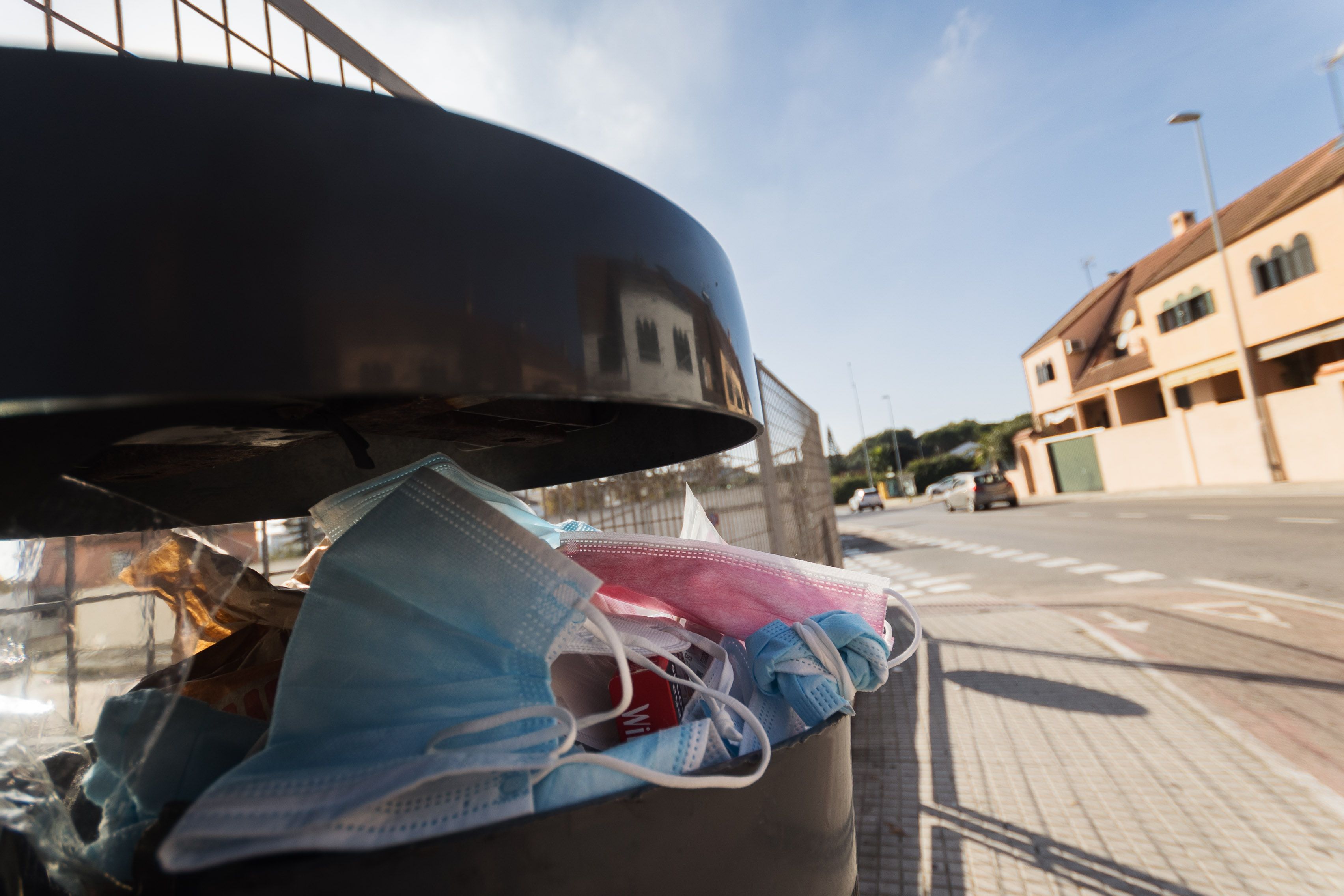 Machado y Scorsese se vieron a escondidas en la feria. Mascarillas utilizadas para contener los contagios por covid-19.