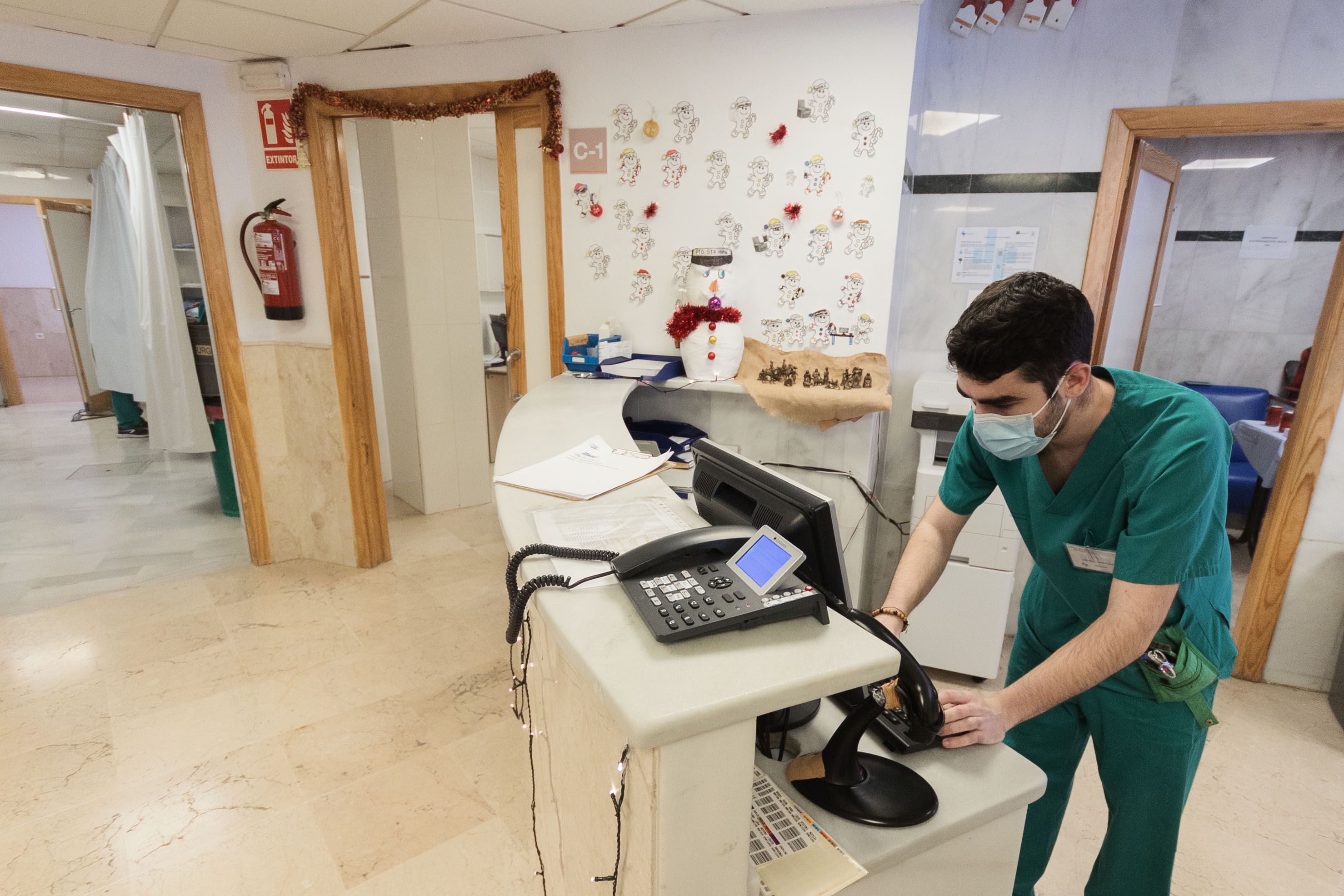 El enfermero en la sala de Urgencias del hospital Santa María del Puerto.