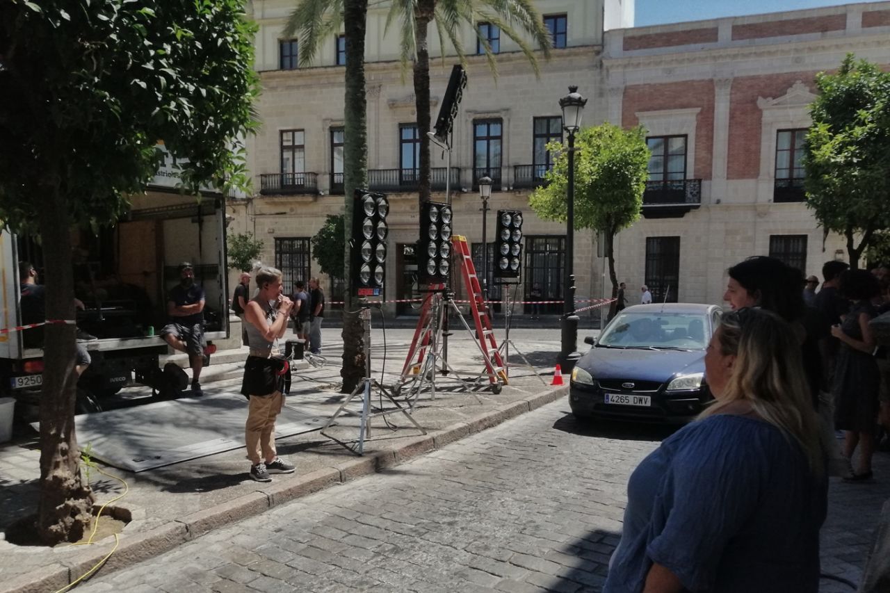 Un momento del rodaje de 'El verano que vivimos' en la plaza Rivero. FOTO: MANU GARCÍA
