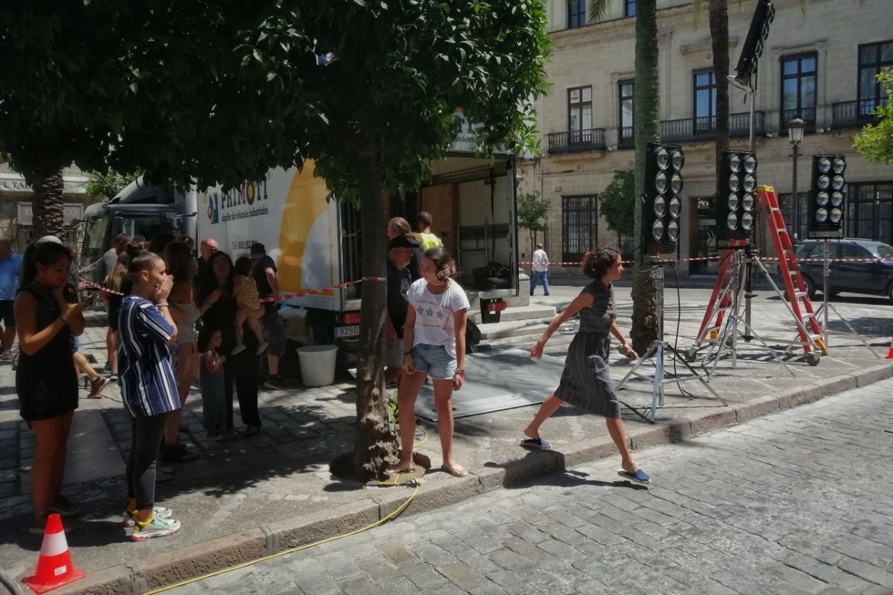 Un momento del rodaje de 'El verano que vivimos' en la plaza Rivero. FOTO: MANU GARCÍA