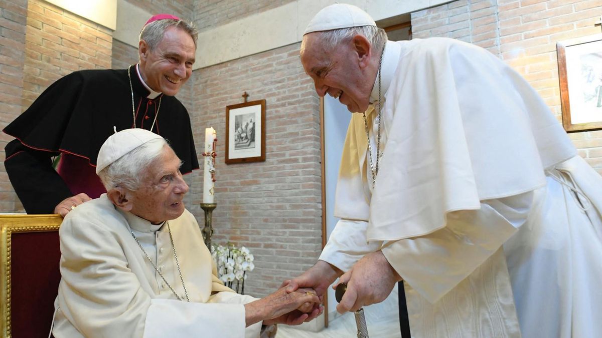 Los papas Benedicto y Francisco en una visita de este último a su residencia en el Vaticano. 