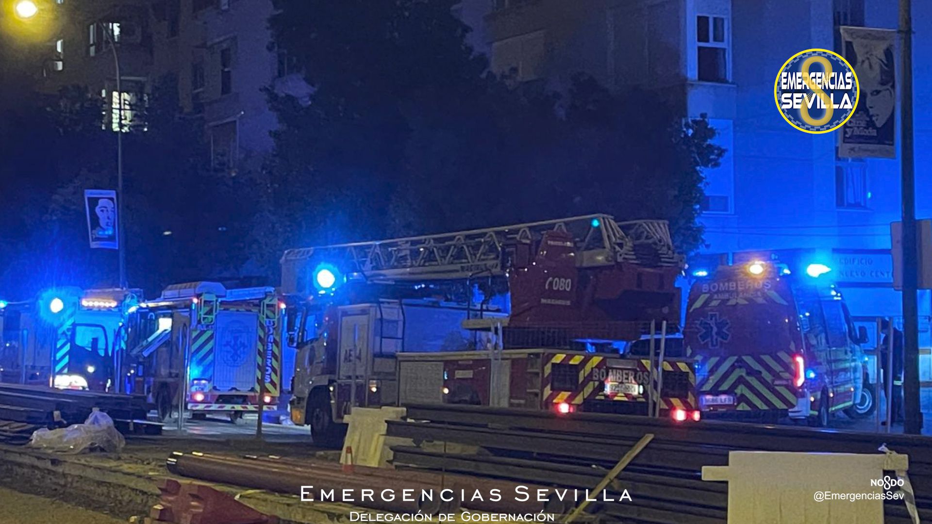 Imagen de los bomberos que inspeccionaron el incendio.