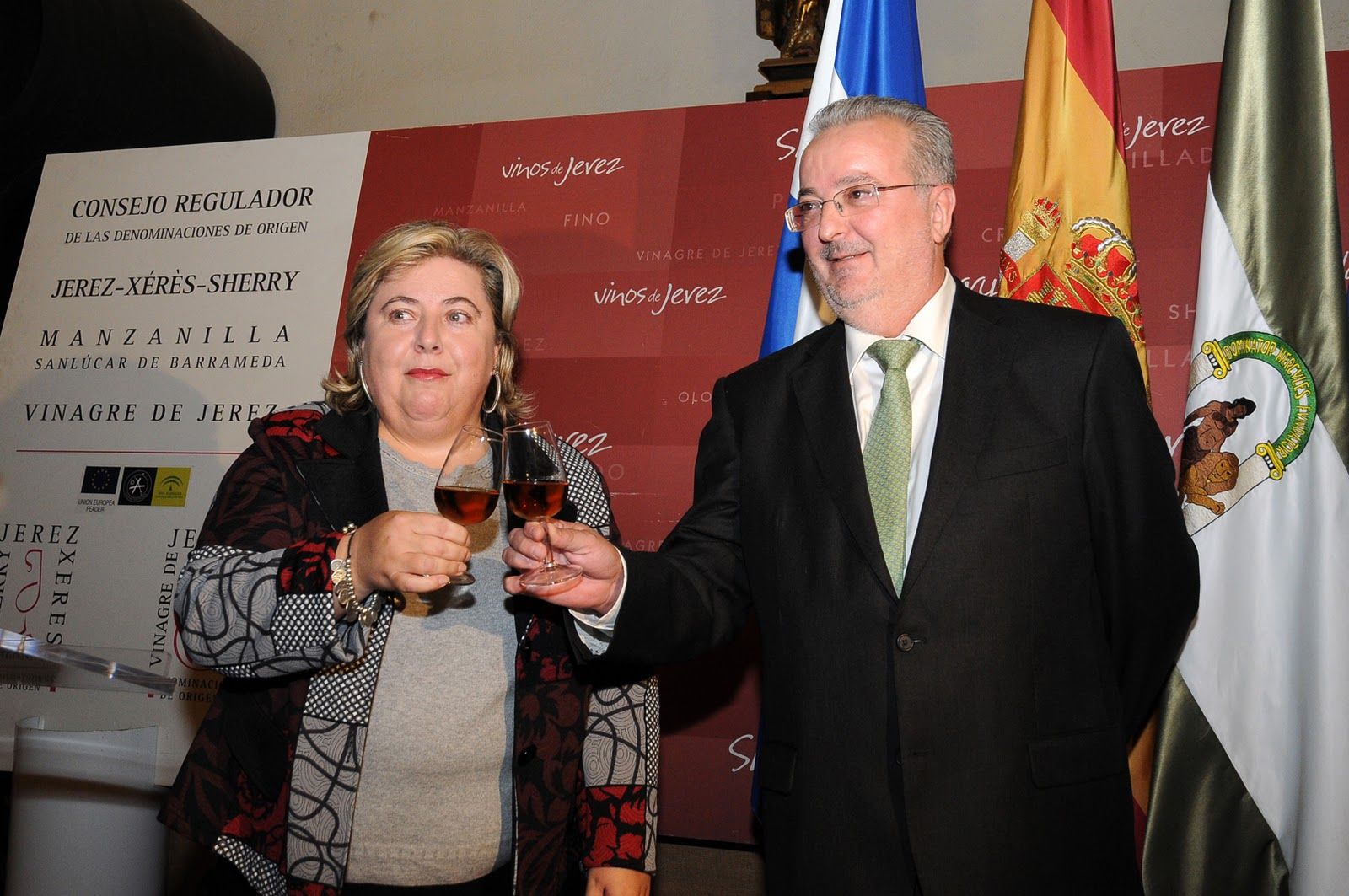 Antonio Fernández con la consejera Clara Aguilera, que obligó a dimitir como presidente del Consejo Regulador de Jerez