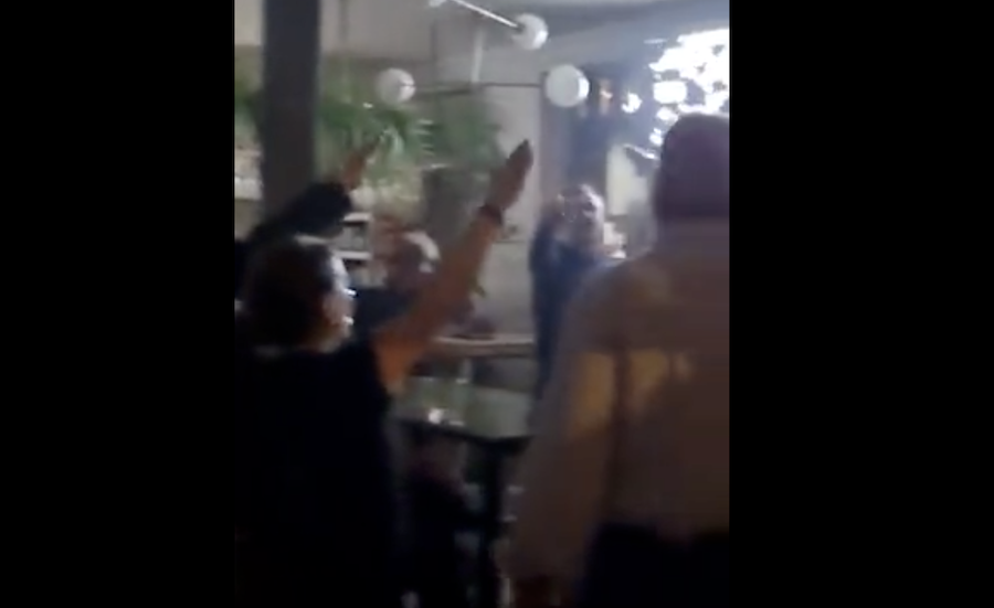 Un momento del vídeo en el que suena le 'Cara al sol' en un bar de Guadalajara.