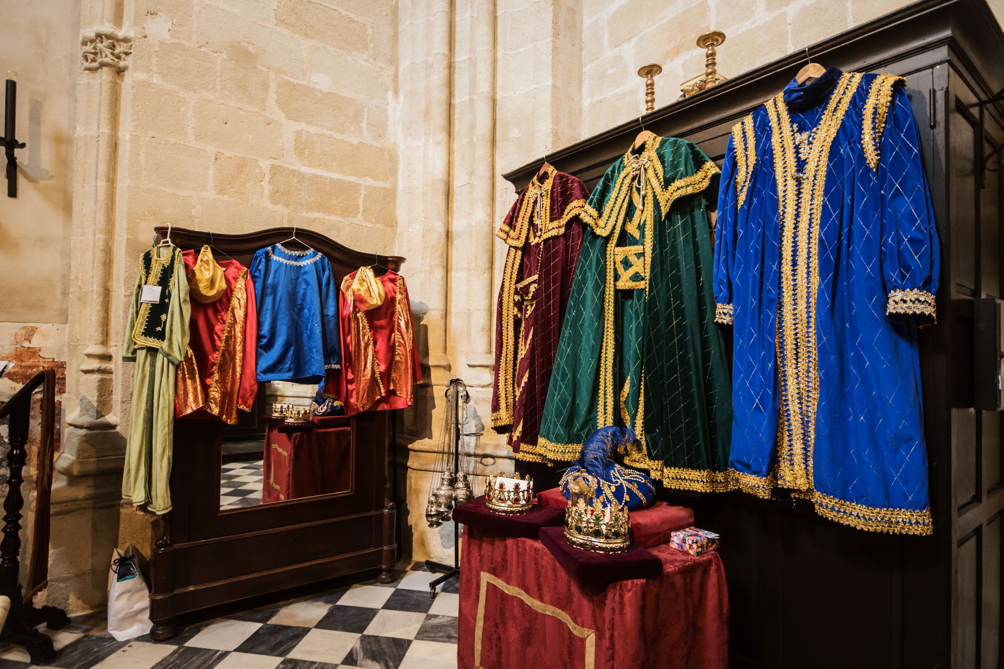 La ventimenta de sus majestades y pajes ya dispuestas para que las vistan en San Juan de los Caballeros. CANDELA NÚÑEZ