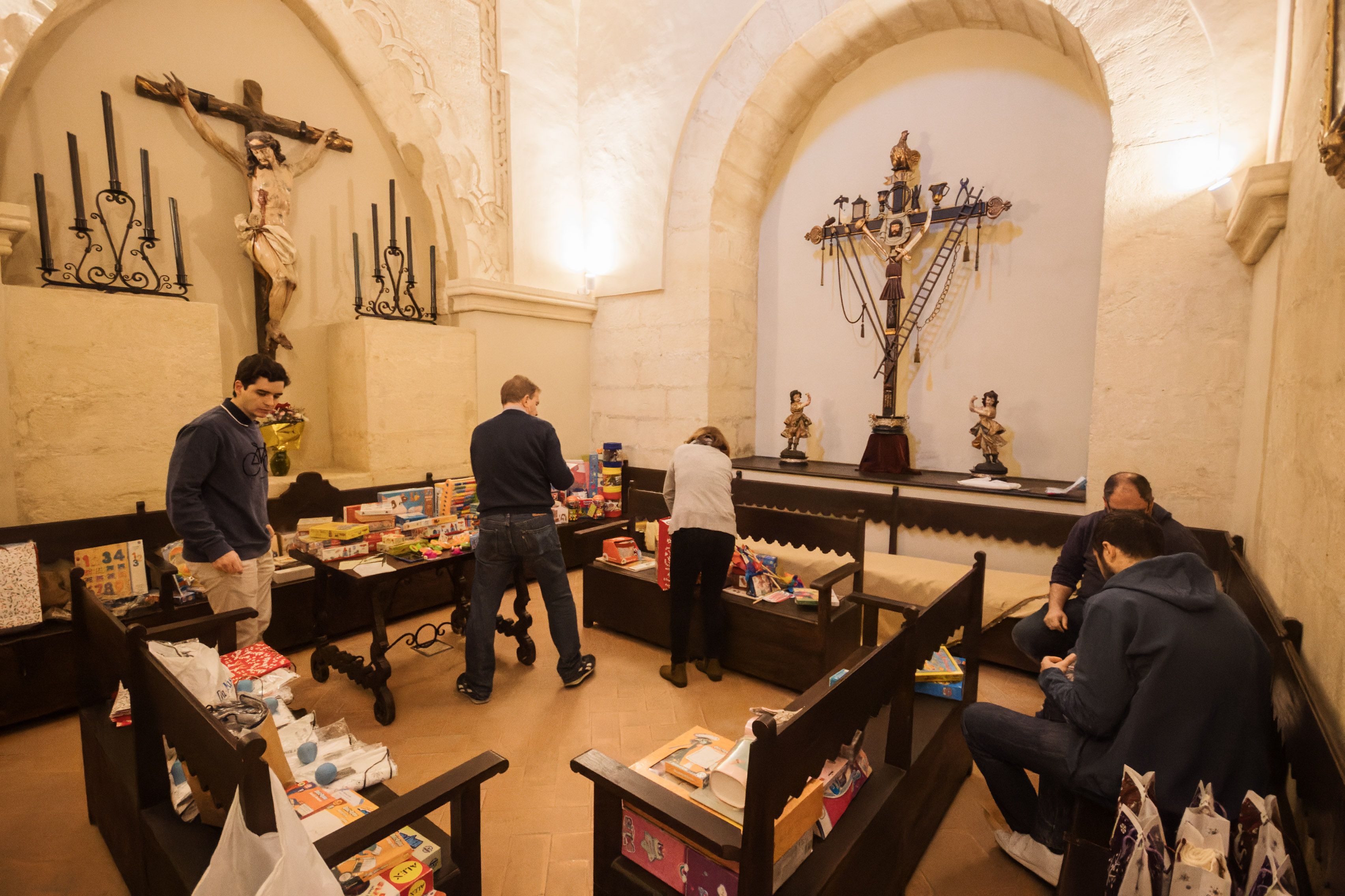 Grupo de hermanos preparando los juguetes en la Vera Cruz.