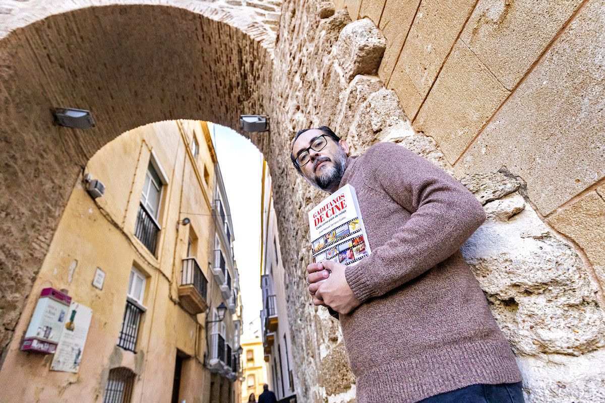 José Manuel Serrano Cueto, con su libro 'Gaditanos de cine', tras la entrevista.