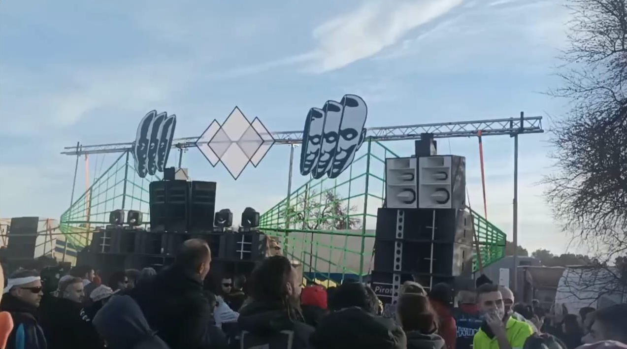 Imagen del interior de la 'rave' ilegal en Granada.