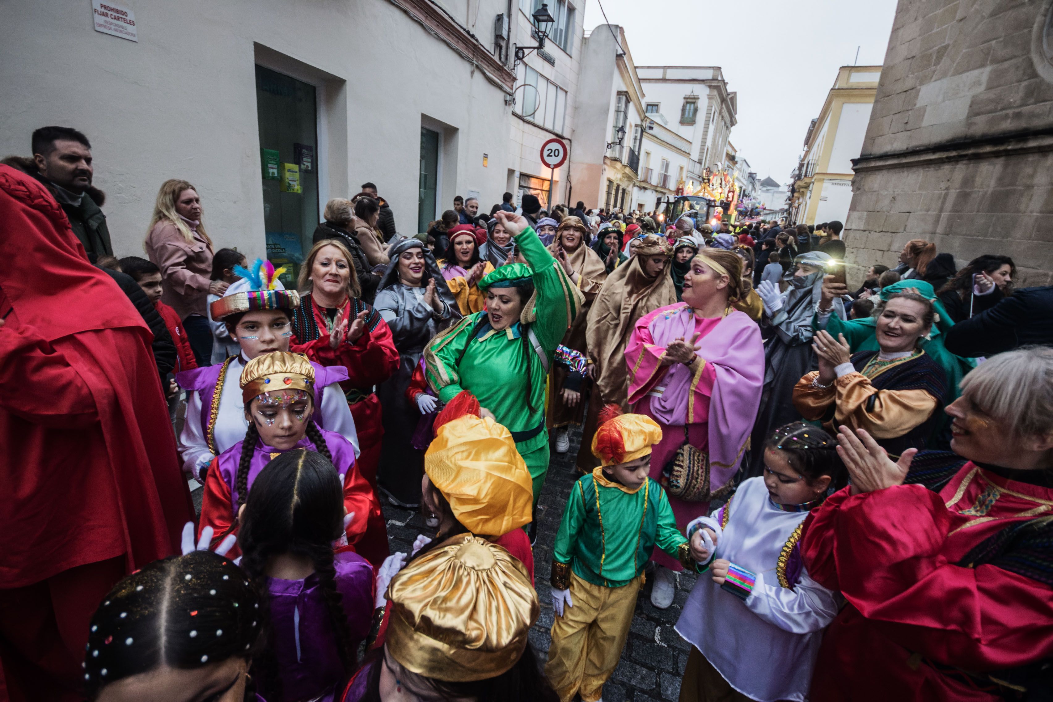 Figurantes que precedieron el paso de la carroza principal en unas calles llenas de público.    CANDELA NÚÑEZ