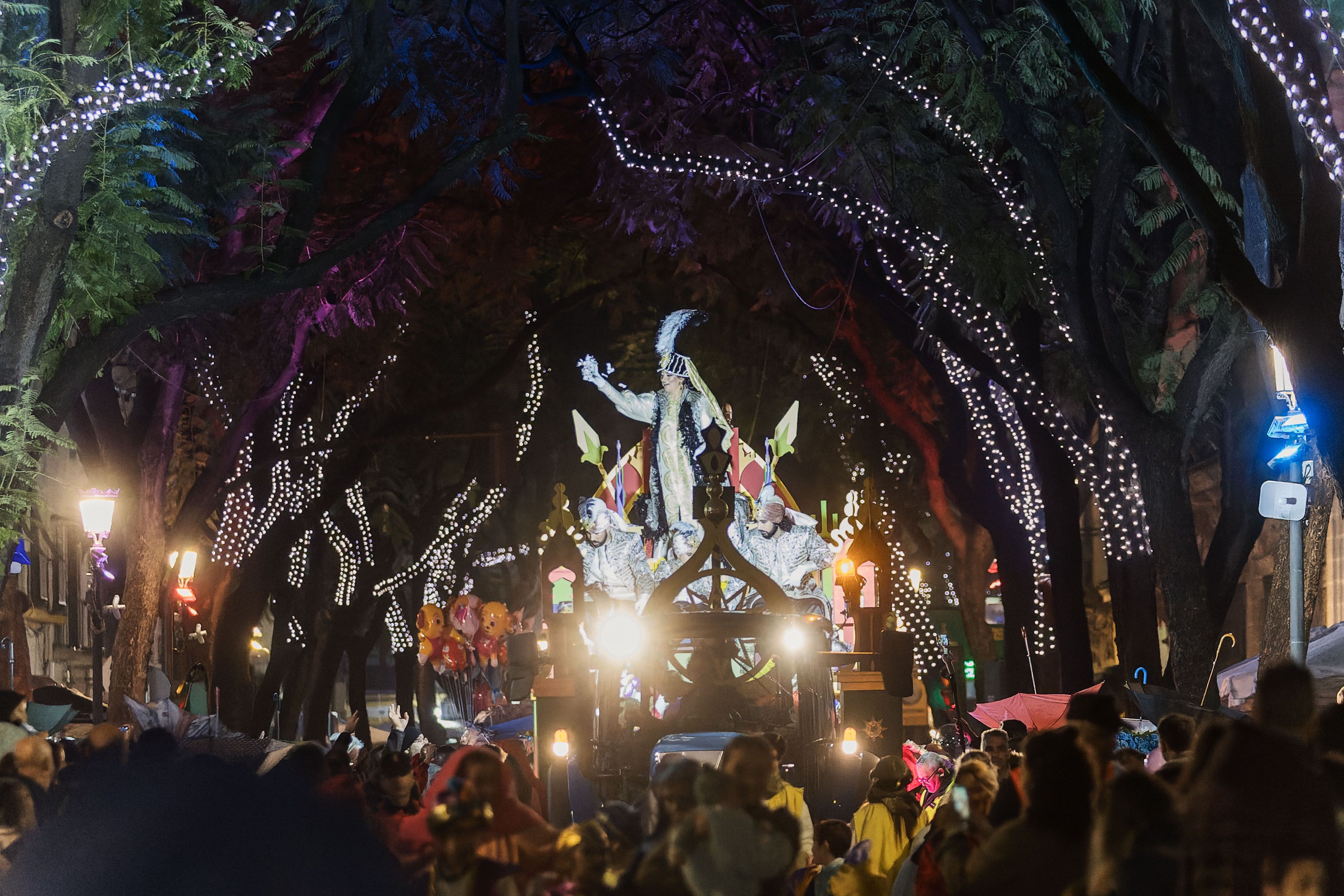  La Cartera Real pasando entre la arboleda iluminada de la calle Porvera.     CANDELA NÚÑEZ