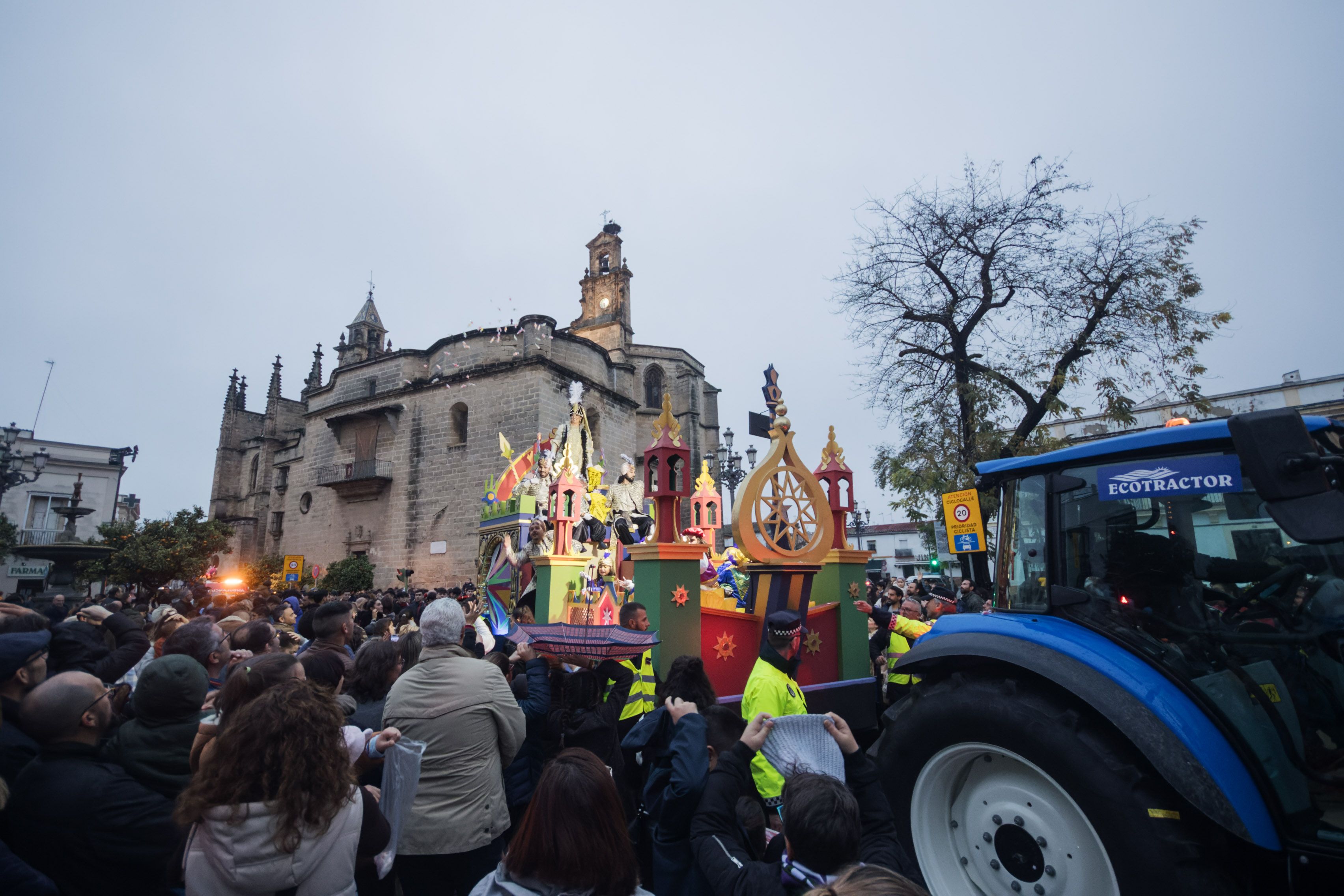 La cabalgata a su paso por la plaza de Santiago.