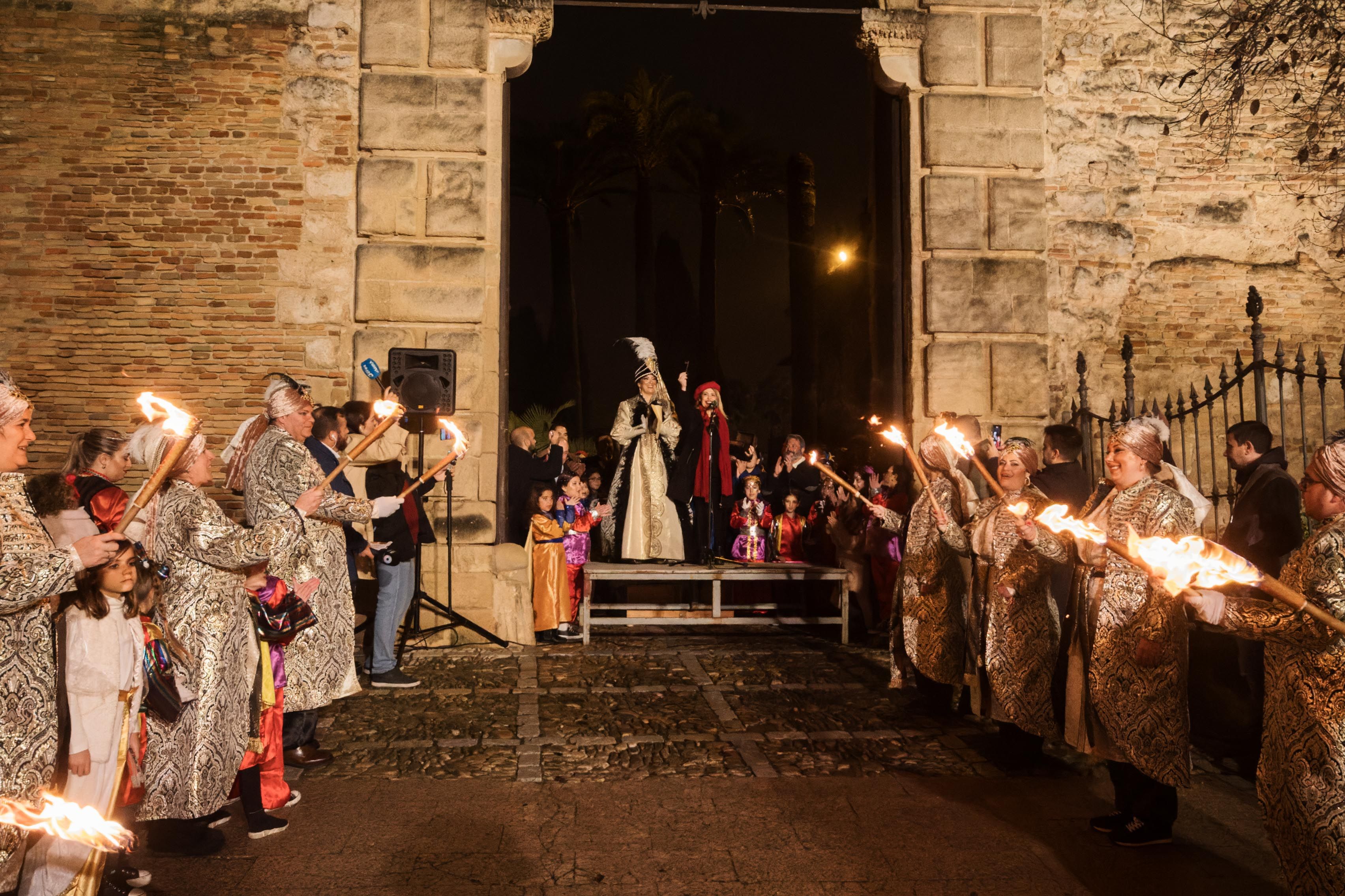 La Cartera Real recogiendo las llaves del Alcázar al final de la cabalgata.     CANDELA NÚÑEZ 