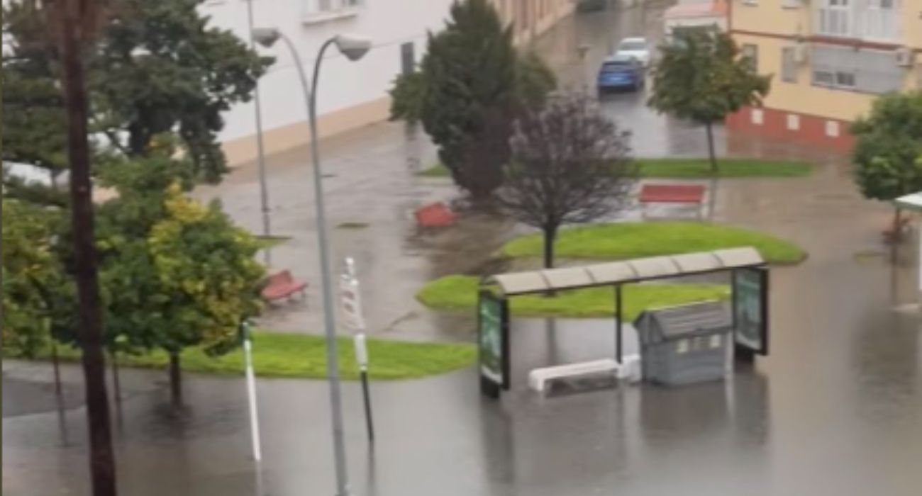 La lluvia ha inundado varias calles en Puerto Real.