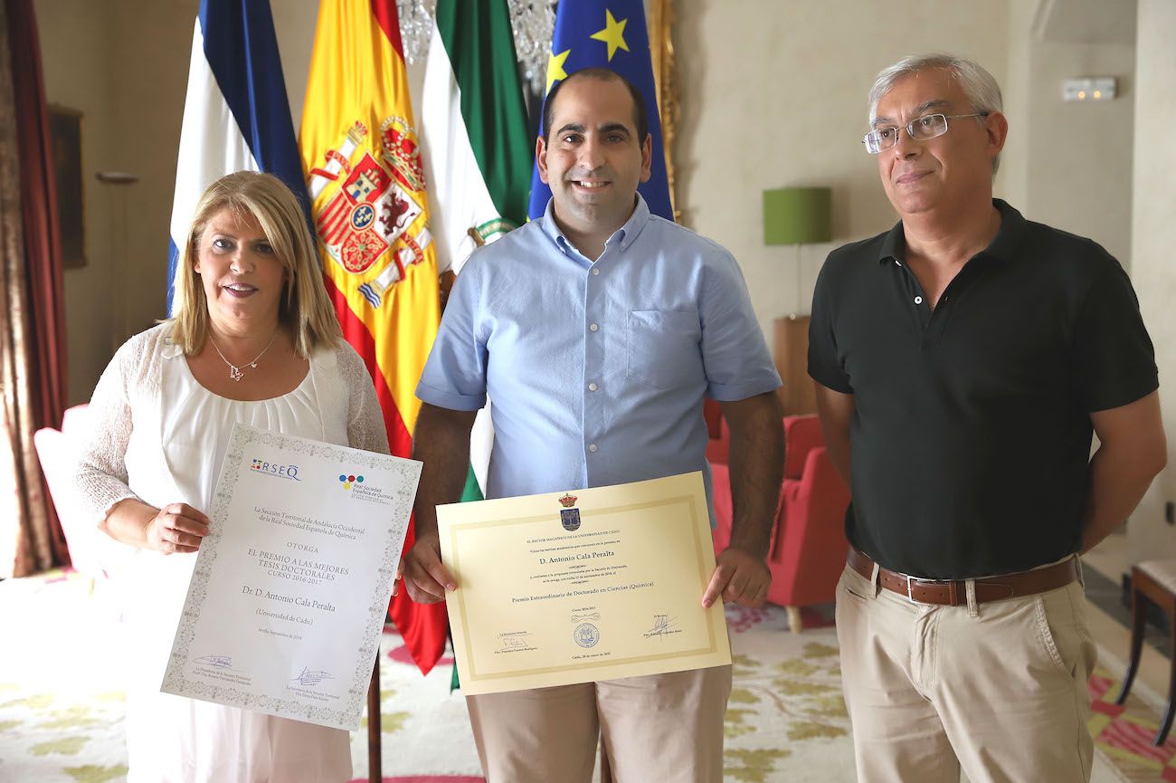 El investigador Antonio Cala, junto a la alcaldesa Mamen Sánchez y al delegado Juan Antonio Cabello.