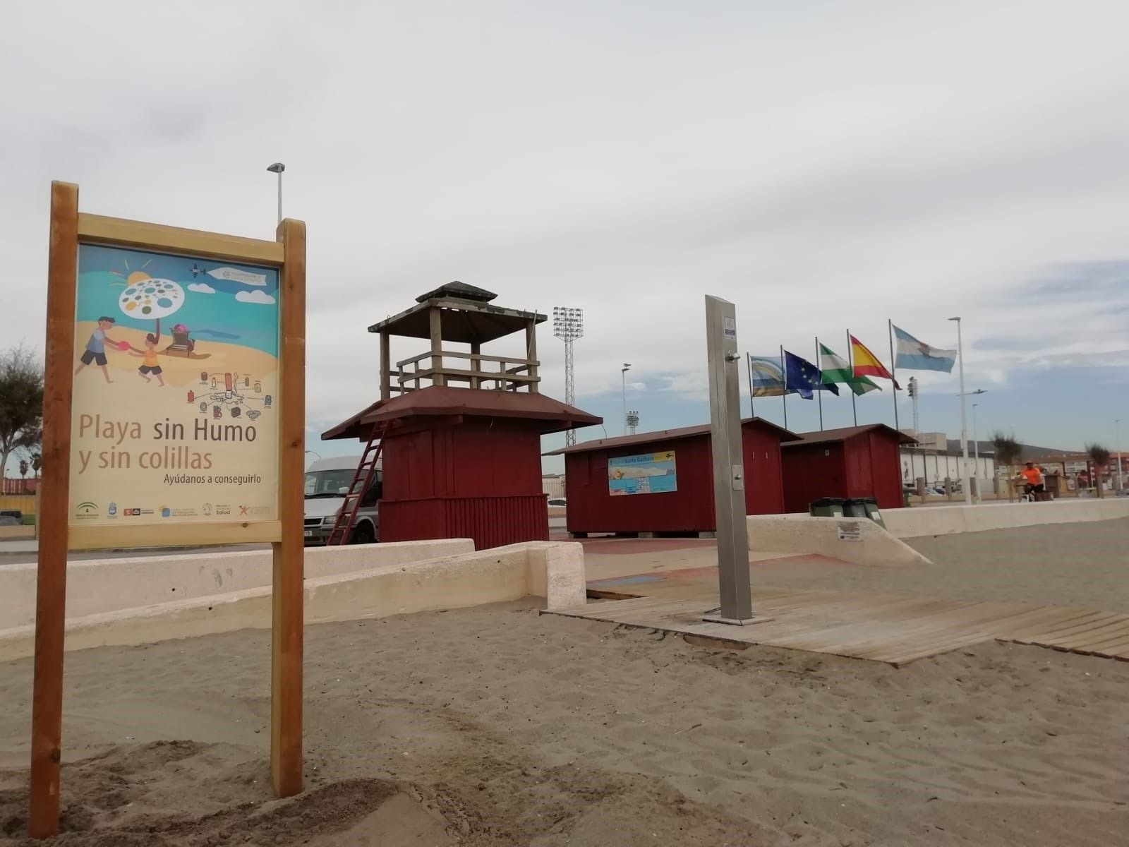 Cartel de espacio sin humos en la playa de Santa Bárbara de La Línea