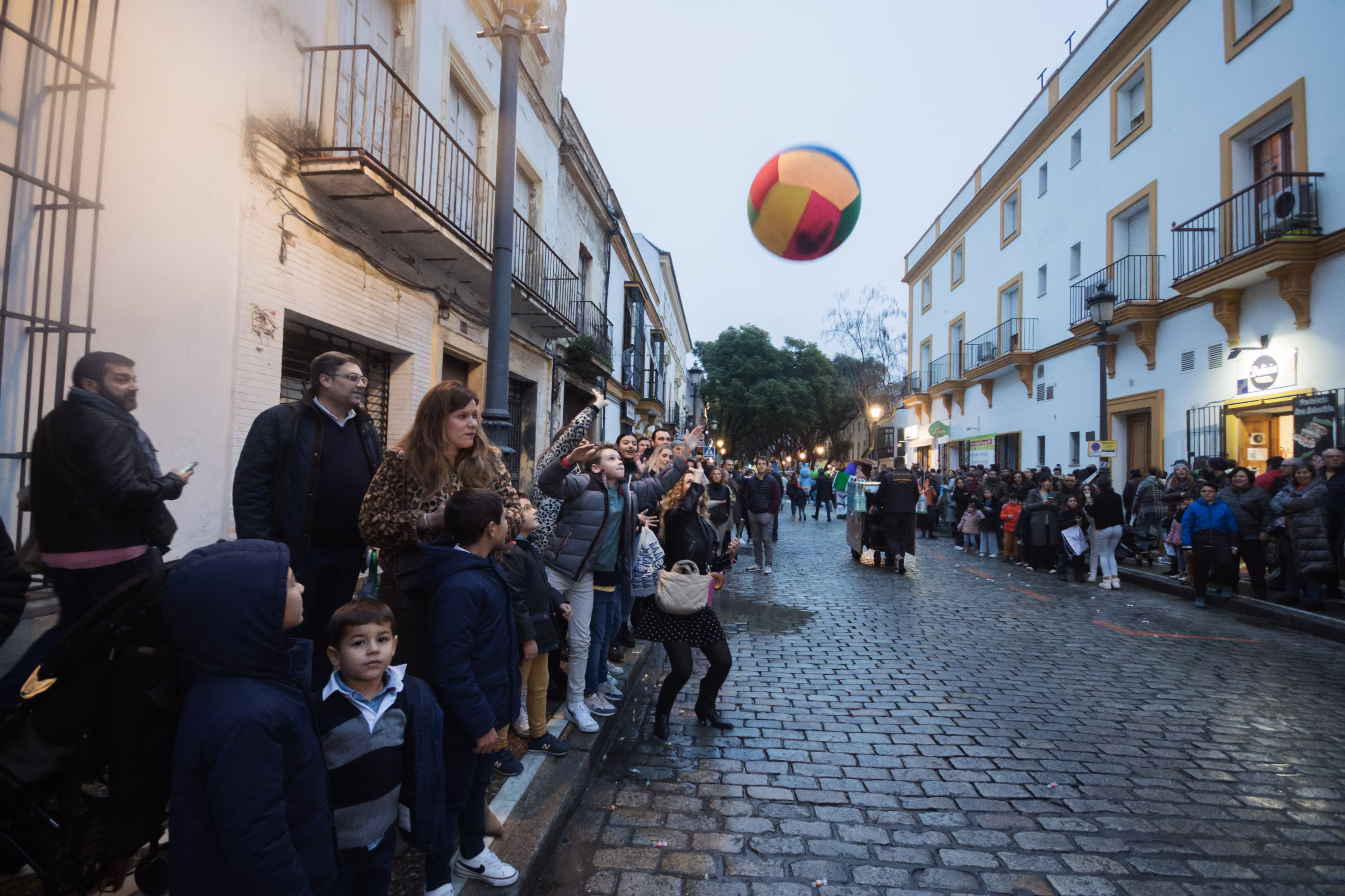 La cabalgata de la Cartera Real a su paso por las calles de Jerez