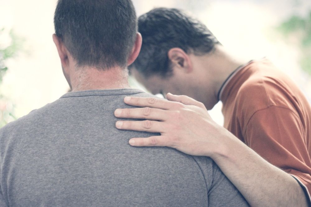 Dos hombres en actitud amistosa