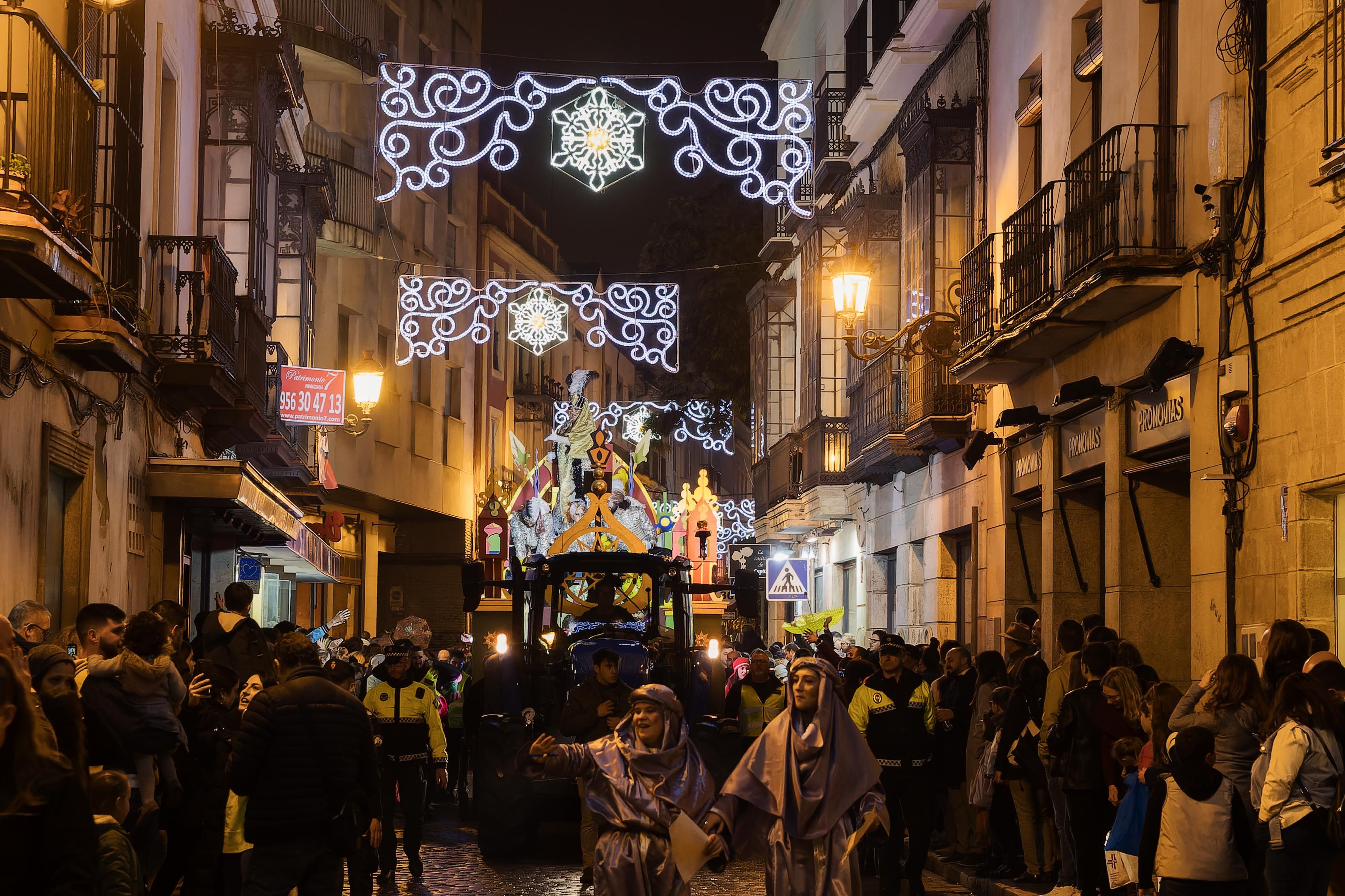 La cabalgata de la Cartera Real a su paso por las calles de Jerez