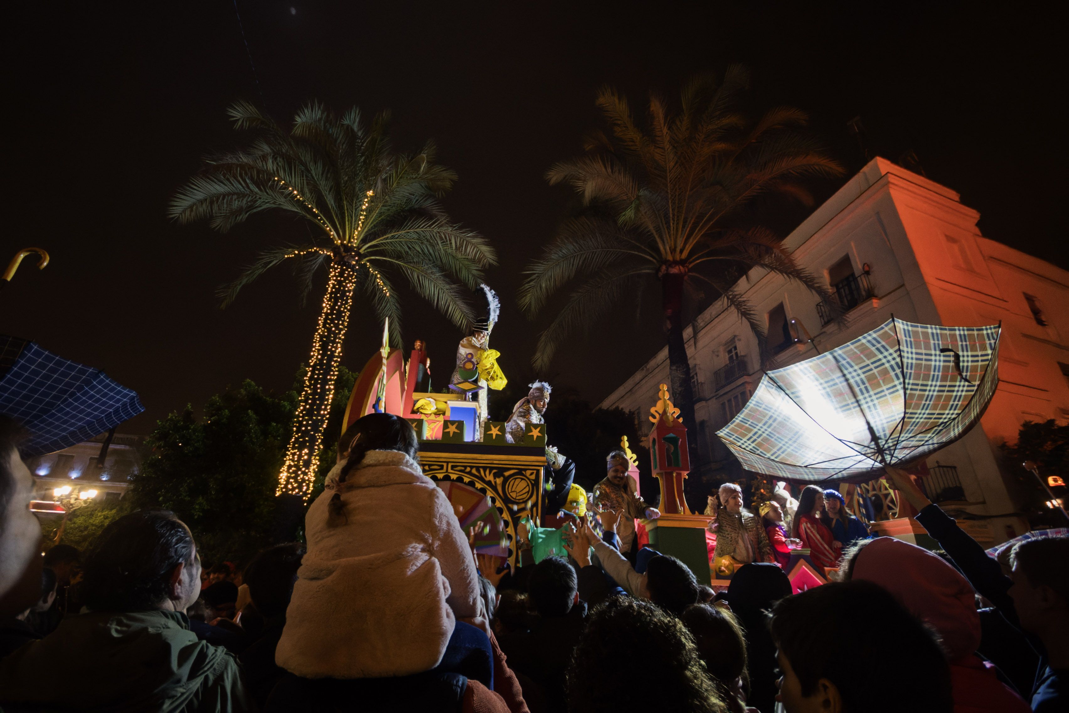 Los paraguas no serán necesario, salvo para coger caramelos, en las cabalgatas de Reyes Magos que saldrán por toda Andalucía.