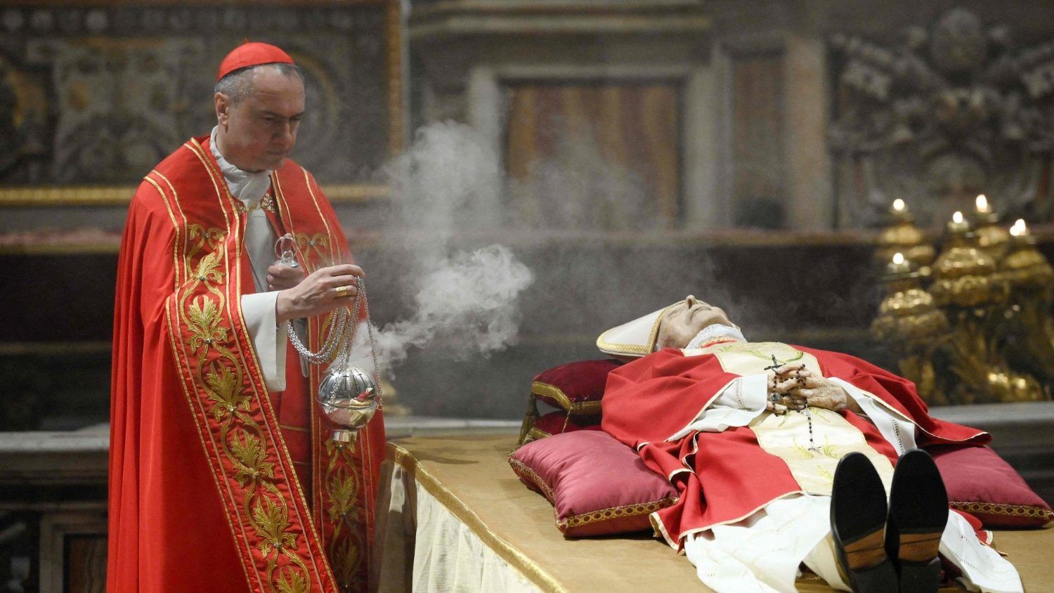 Restos mortales de Benedicto XVI en la capilla ardiente en el Vaticano, este pasado lunes.